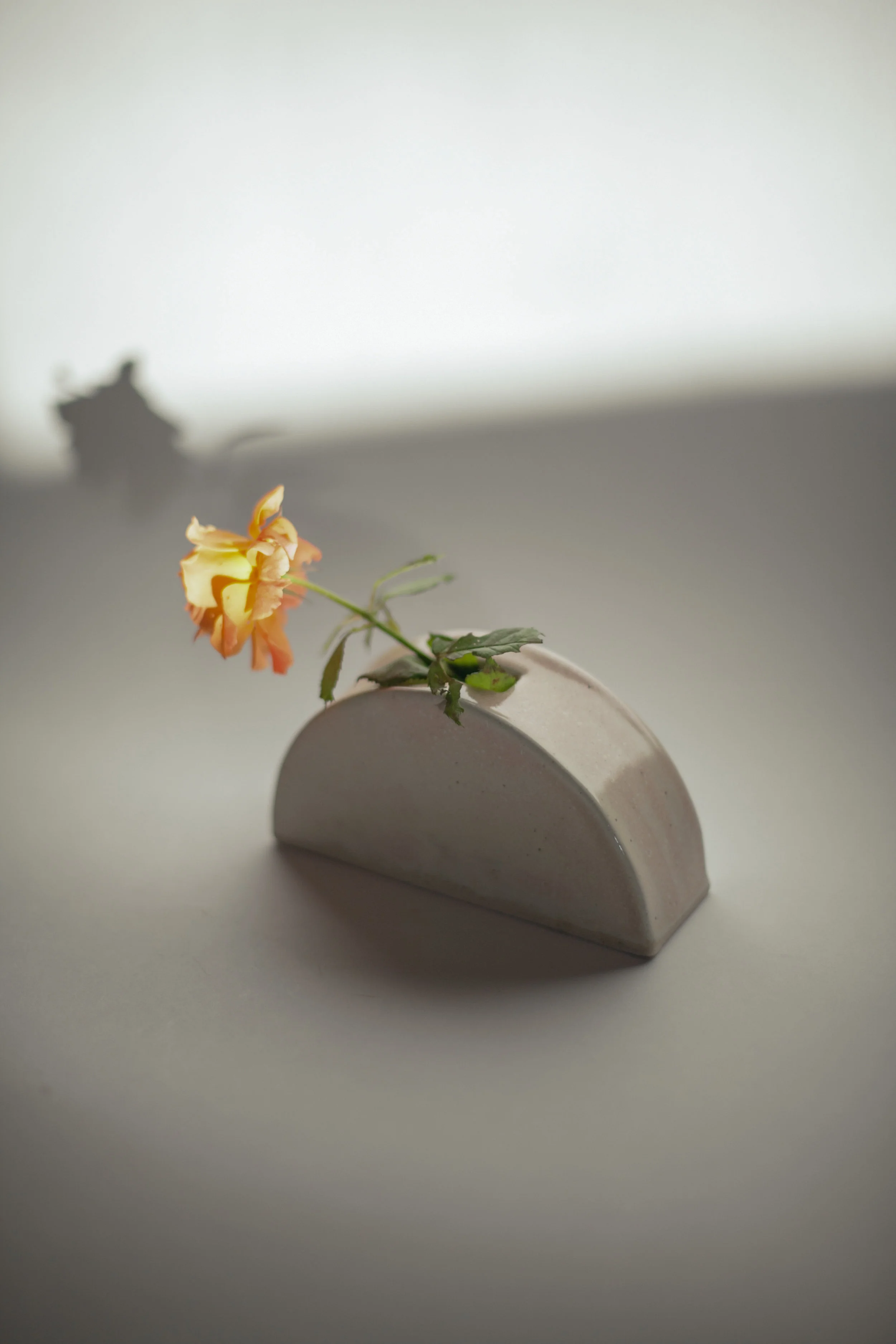 ceramics, half moon, vase, vessel, sculpture, art, decor, home, office, gift, stoneware, handmade, handbuilt, Anahit, Anahit Pogosian, forma, formammx, clay
