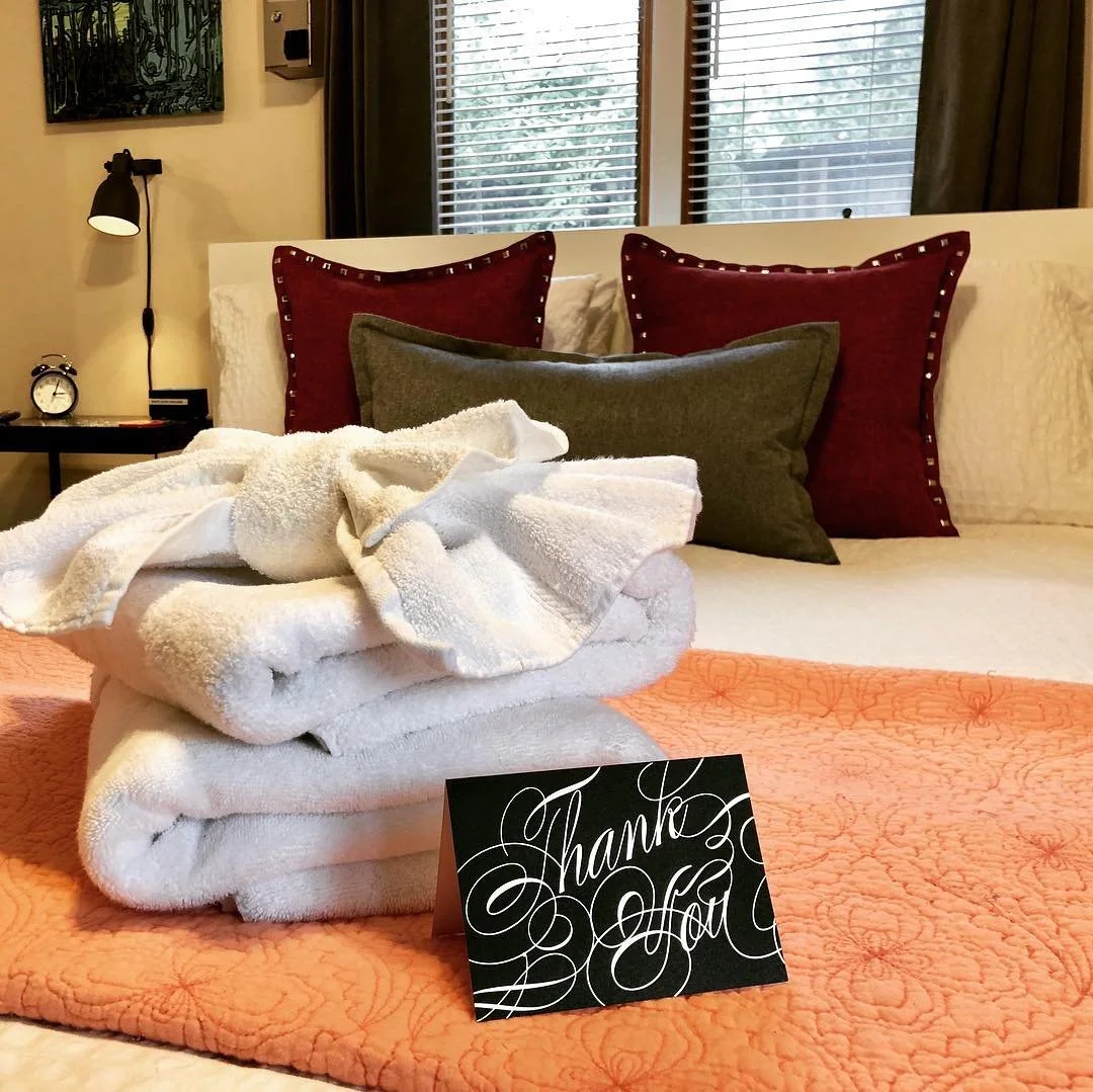 Artist Guest Suite in Portland, Oregon #comestaywithus #goldenticket #goldenticketdesign #interiors #interiordesign #portlandairbnb #pdxairbnb #airbnbportland #shorttermrental #rentaldesign #staywithus #travelportland #travelmore #yourgoldenticket #f