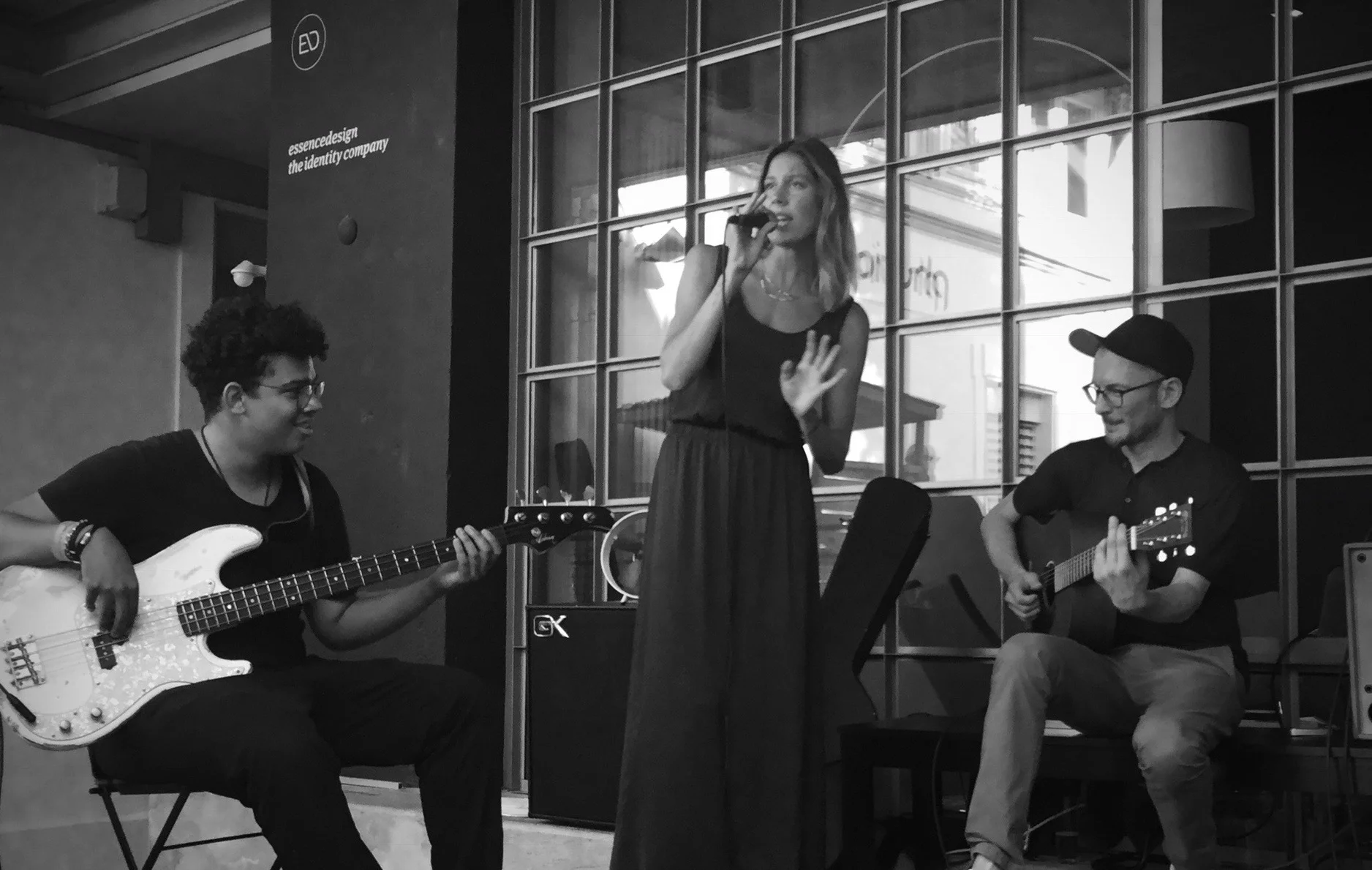 Fanny Leeb, Keni Arifi (acoustique) et Teo Ziga (basse)
