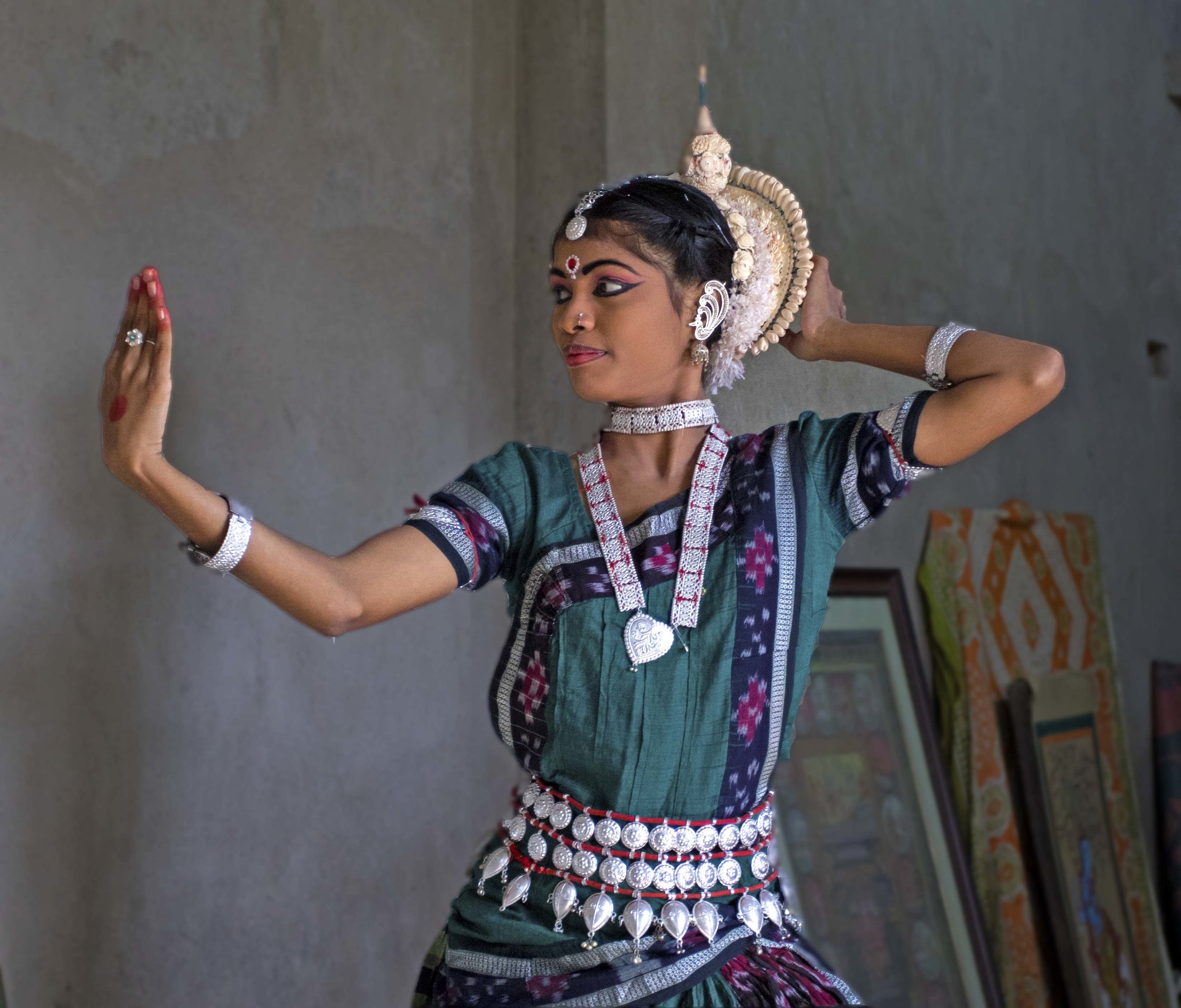 Odishi dancer at her residence.jpg
