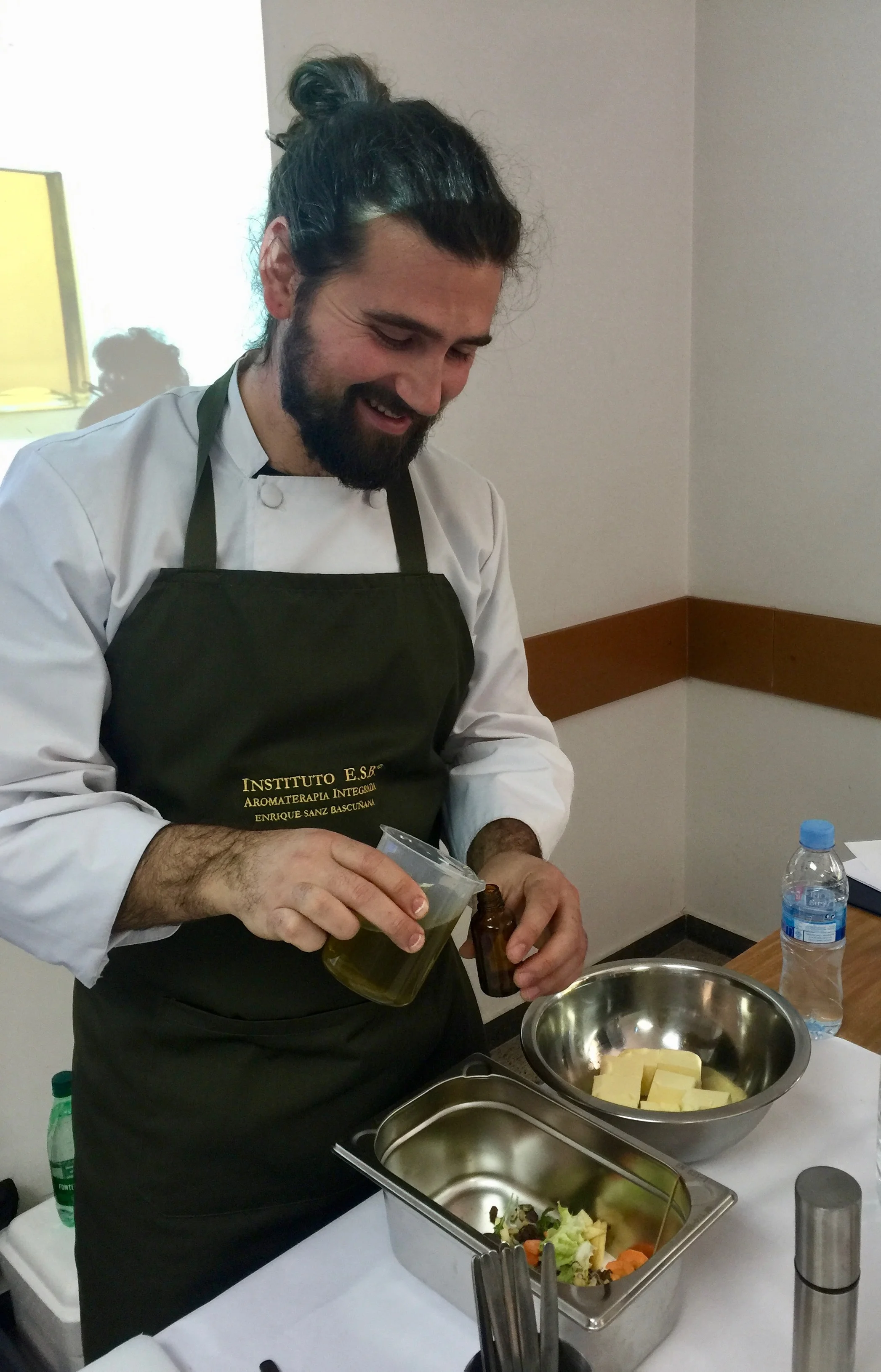 Adrian cocina aceites esenciales.jpg