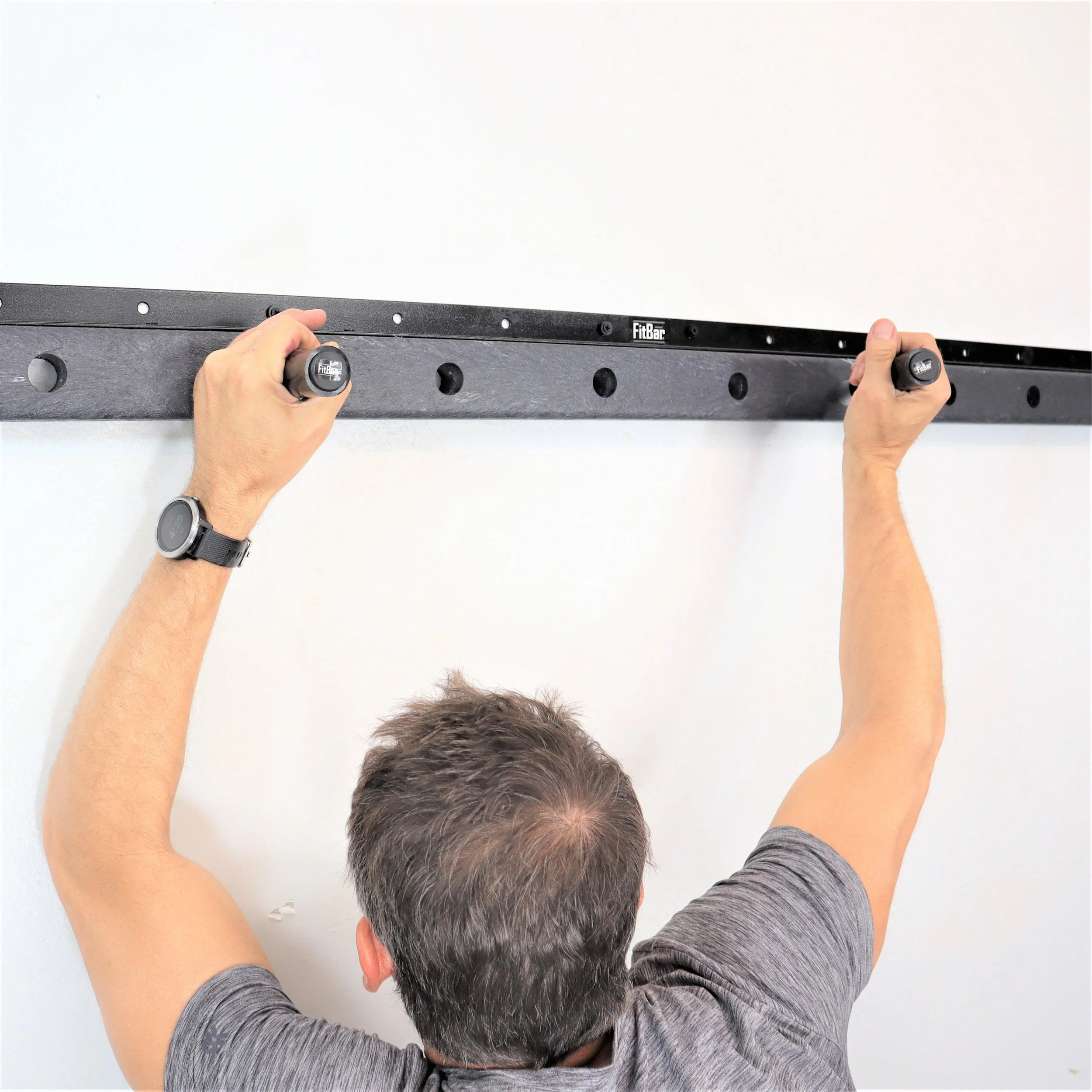 Traversing wall-mounted horizontal fitness pegboard