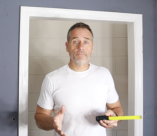 Measuring doorway for a pull up bar