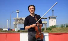 Der Konzertviolinist Sven Stucke steht am 21.08.2015 während eines Pressetermins auf dem Gelände der Gedenkstätte “Deutsche Teilung” in Marienborn (Sachsen-Anhalt). Dort wurde das Konzertprojekt “The Sound of Unity – 25 Jahre Deutsche Einheit” vorgestellt. Stucke tritt am 25. Jahrestag der Unterzeichnung der Zwei-plus-Vier-Vertrages” im Magdeburg auf. Foto: Jens Wolf/dpa +++(c) dpa – Bildfunk+++