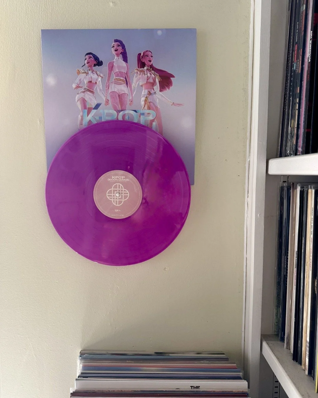 𝐊𝐏𝐨𝐩 𝐃𝐞𝐦𝐨𝐧 𝐇𝐮𝐧𝐭𝐞𝐫𝐬 𝐒𝐨𝐮𝐧𝐝𝐭𝐫𝐚𝐜𝐤 [𝟐𝟎𝟐𝟓]⁣⁣
⁣
If you haven&rsquo;t seen KPop Demon Hunters... your life could be a whole lot better. 😈If you don&rsquo;t believe us, give the soundtrack album a listen. ⁣⁣
⁣
#kpopdemonhunters 