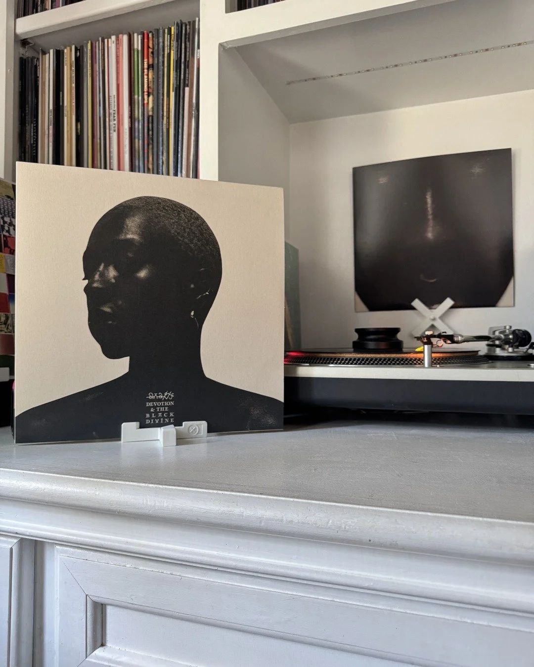 𝐚𝐧𝐚𝐢𝐢𝐬 &ndash; 𝐃𝐞𝐯𝐨𝐭𝐢𝐨𝐧 &amp; 𝐓𝐡𝐞 𝐁𝐥𝐚𝐜𝐤 𝐃𝐢𝐯𝐢𝐧𝐞 [𝟐𝟎𝟐𝟓]⁣
⁣
𝘌𝘭𝘦𝘨𝘢𝘯𝘤𝘦. 𝘗𝘰𝘸𝘦𝘳. 𝘋𝘪𝘷𝘪𝘯𝘦 𝘚𝘪𝘮𝘱𝘭𝘪𝘤𝘪𝘵𝘺. The only way to describe the artistic visuals of this album.⁣
@hotcocoacartel
⁣
#anaiis #recordp