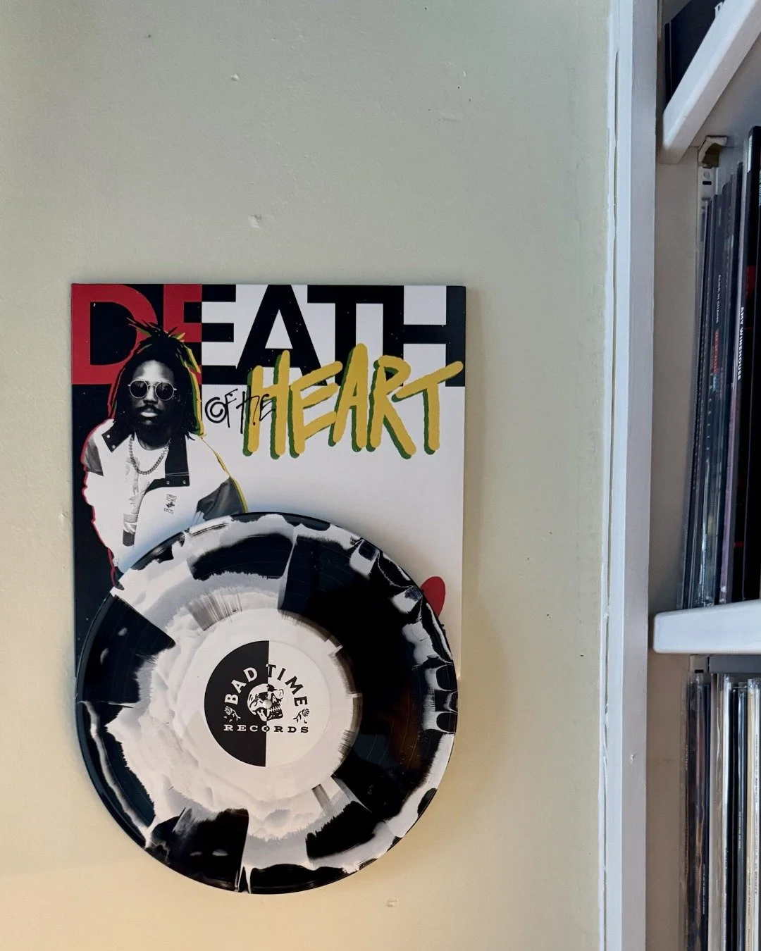 𝐉𝐞𝐫 &ndash; 𝐃𝐞𝐚𝐭𝐡 𝐎𝐟 𝐓𝐡𝐞 𝐇𝐞𝐚𝐫𝐭 [𝟐𝟎𝟐𝟓] &ndash; 𝐁𝐥𝐚𝐜𝐤 / 𝗪𝐡𝐢𝐭𝐞 𝐒𝐦𝐚𝐬𝐡 𝐄𝐝𝐢𝐭𝐢𝐨𝐧⁣
⁣
The album art sets you up for the addictive ride that Jer takes you on. As a multi-talented artist, they blend a diverse array of