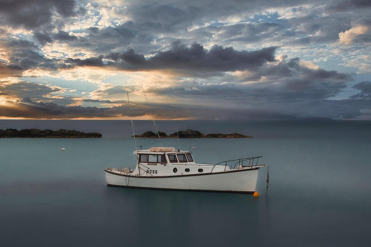 A stunning image of our gal, &ldquo;Troubadour&rdquo; by David Mayne! Thanks for sharing!
.
.
.
#classicboat #fishingboat #commercialfishing #bermuda #bermudafishing #earlybirdchartersbermuda #gotobermuda #deepseafiahing #wahoo