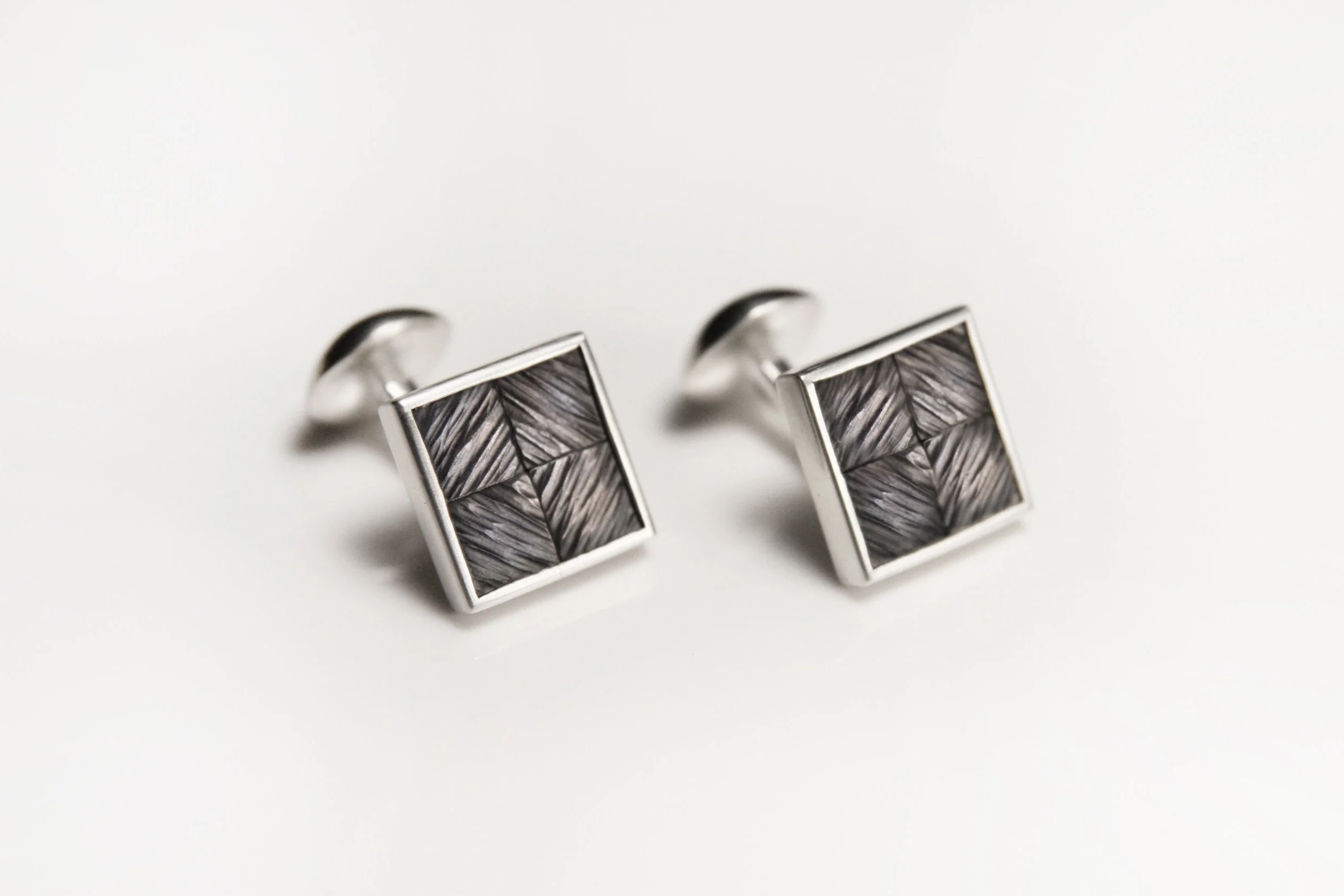 Diamond_herringbone_cufflinks_1_light.jpg