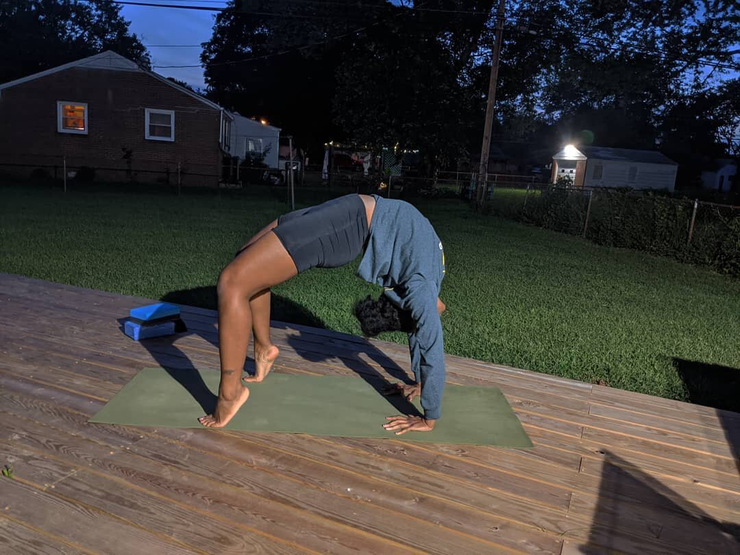 In trying to stay consistent &amp; care for myself even when I don't feel like, here's day 3 of @blackwomensyogaco Autumn Equinox challenge. #wheelpose #bwycfall20 

🌙Popped outside to do a flow on the patio under the emerging moon. I LOVE the moon.