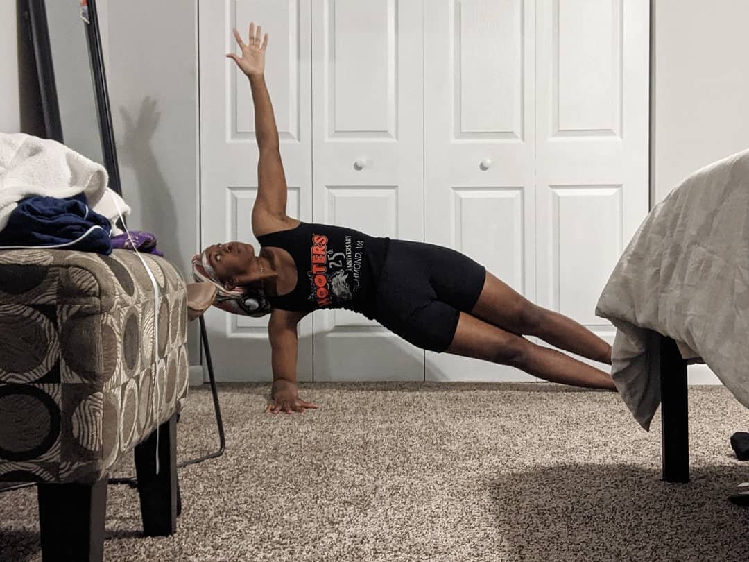 Y'all! This weeeek!? I'm going to bed, BUT FIRST here's the last pose for @blackwomensyogaco Autumn Equinox challenge: #SidePlank⁣
⁣
I really enjoyed this challenge for two reasons: ⁣
⁣
1: I'm getting into the Fall mindset &amp; have finally accepted