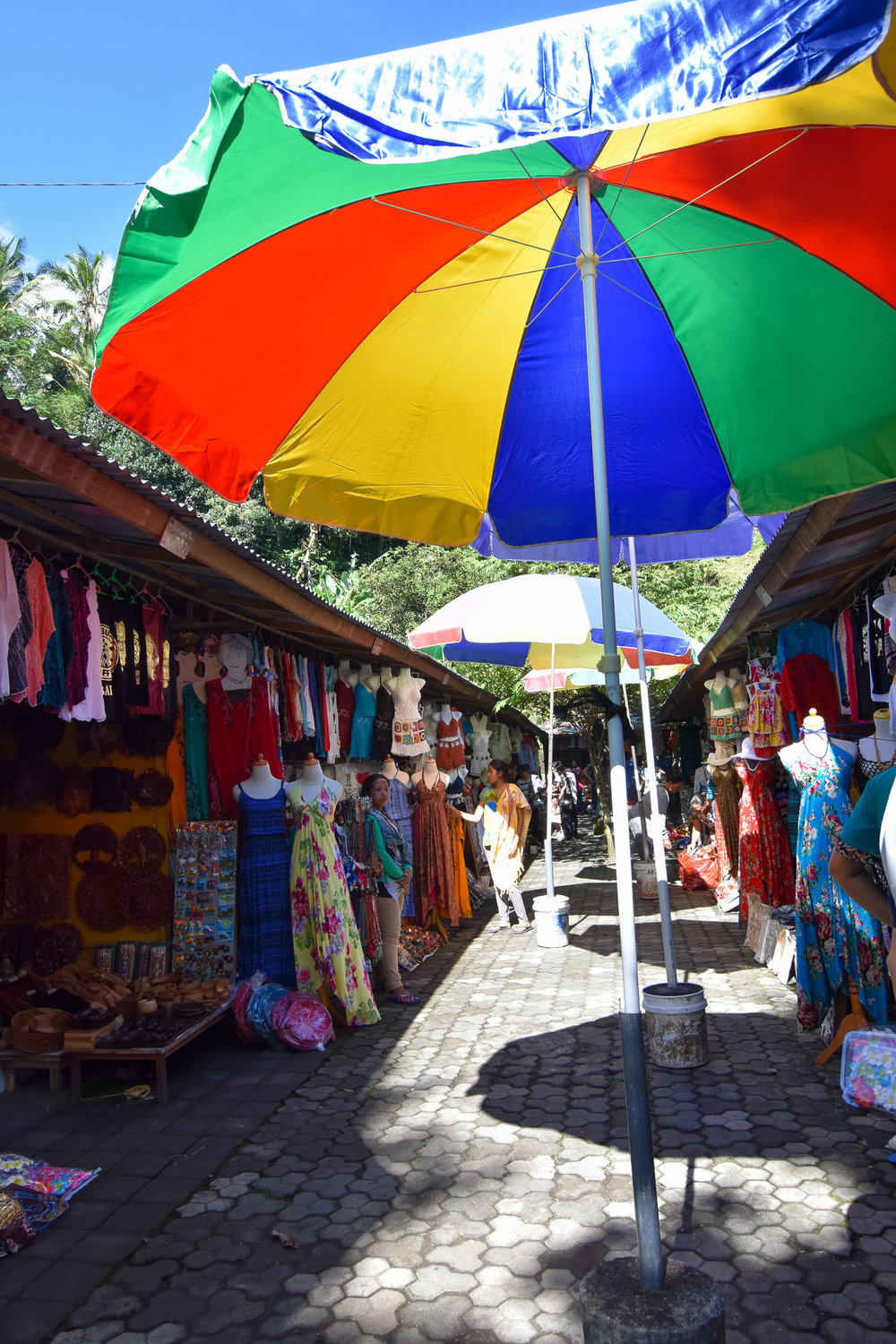  Outside this temple is a market full of vendors selling all kinds of Balinese stuff like clothes, jewelry, bags, etc. 