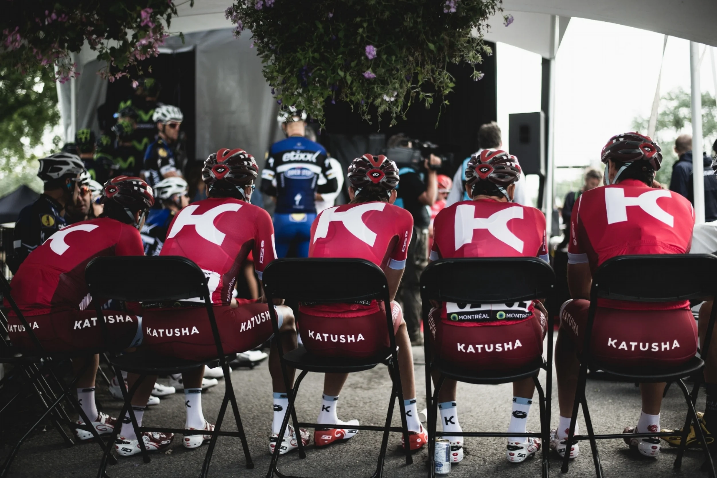 Team Katusha waiting for podium presentation /// L'équipe Katusha en attente de la présentation sur le podium