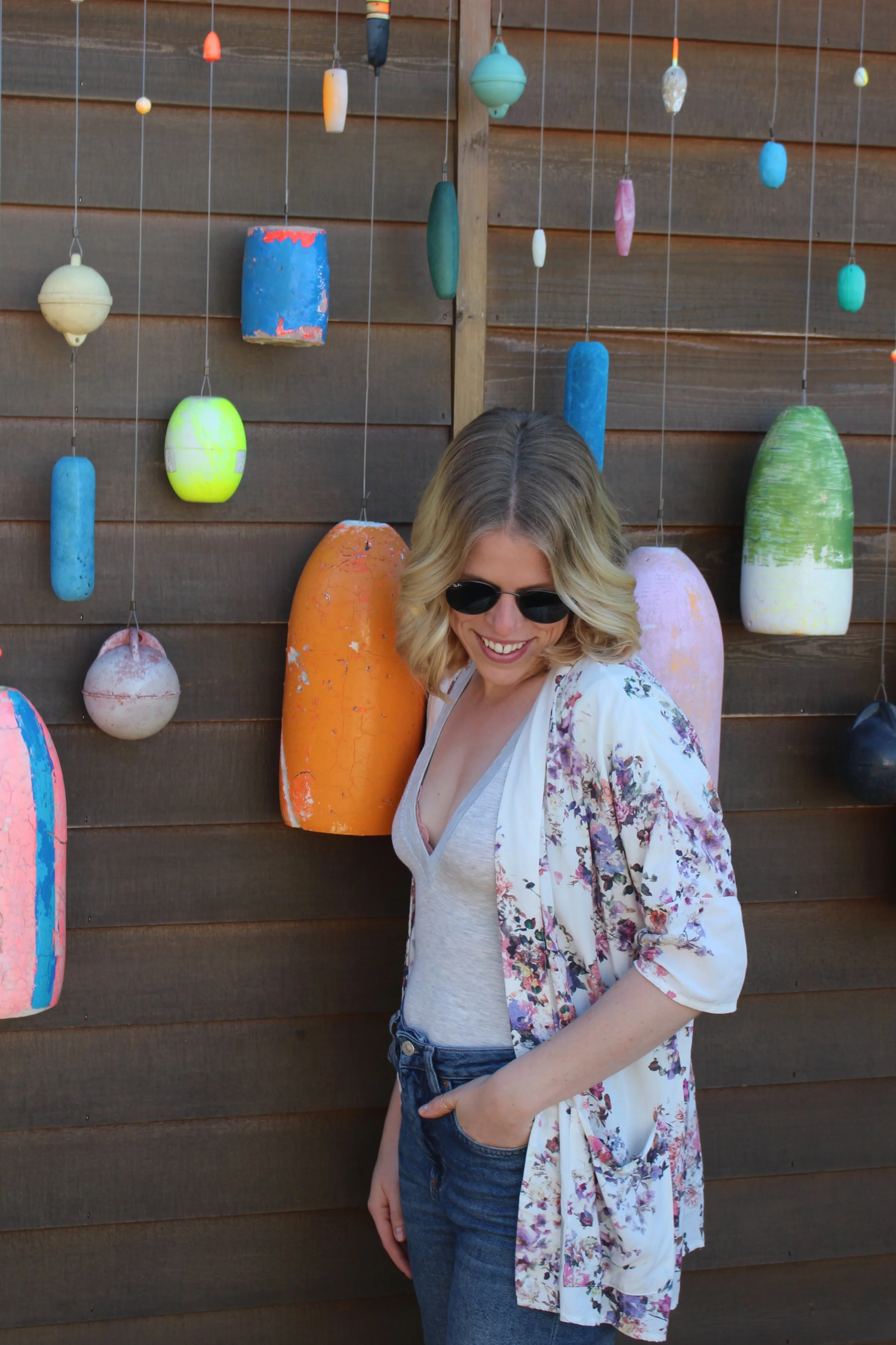 Bershka Floral Kimono, Free People Bodysuit, Aerie Bralette, Topshop High-Waisted Jeans, Ray Ban Sunglasses