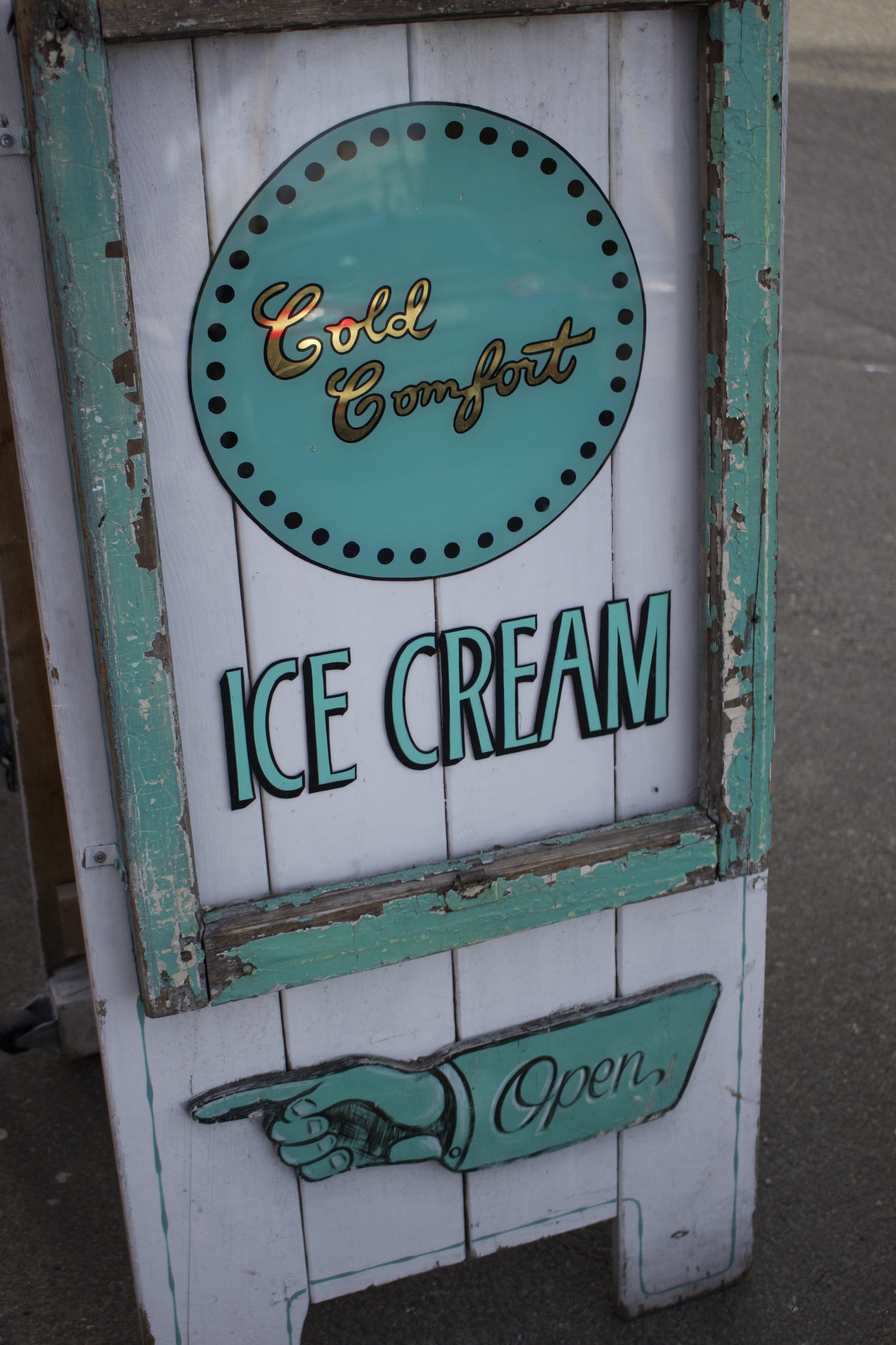 I love their choice of turquoise for decor