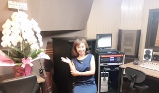 祝!スタジオ改装!新潟放送さんから、胡蝶蘭が届いていました。気持ちアガりますね。感謝♡