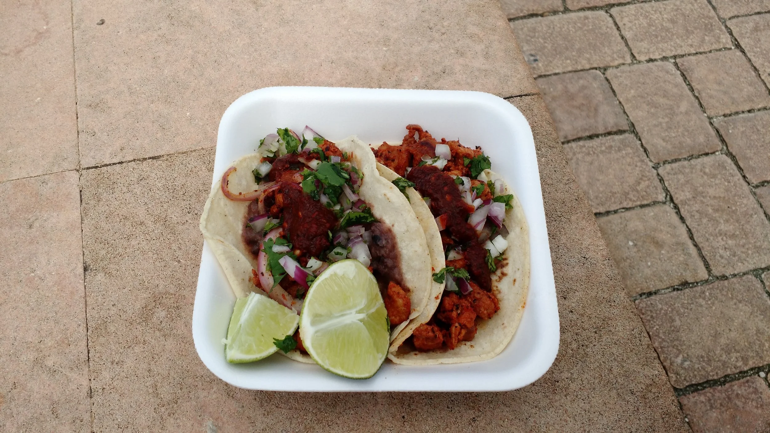 Das bin nicht ich. Aber das sind zwei sehr leckere Tacos, die ich auf Cozumel gegessen habe, und das ist doch auch was wert, oder?