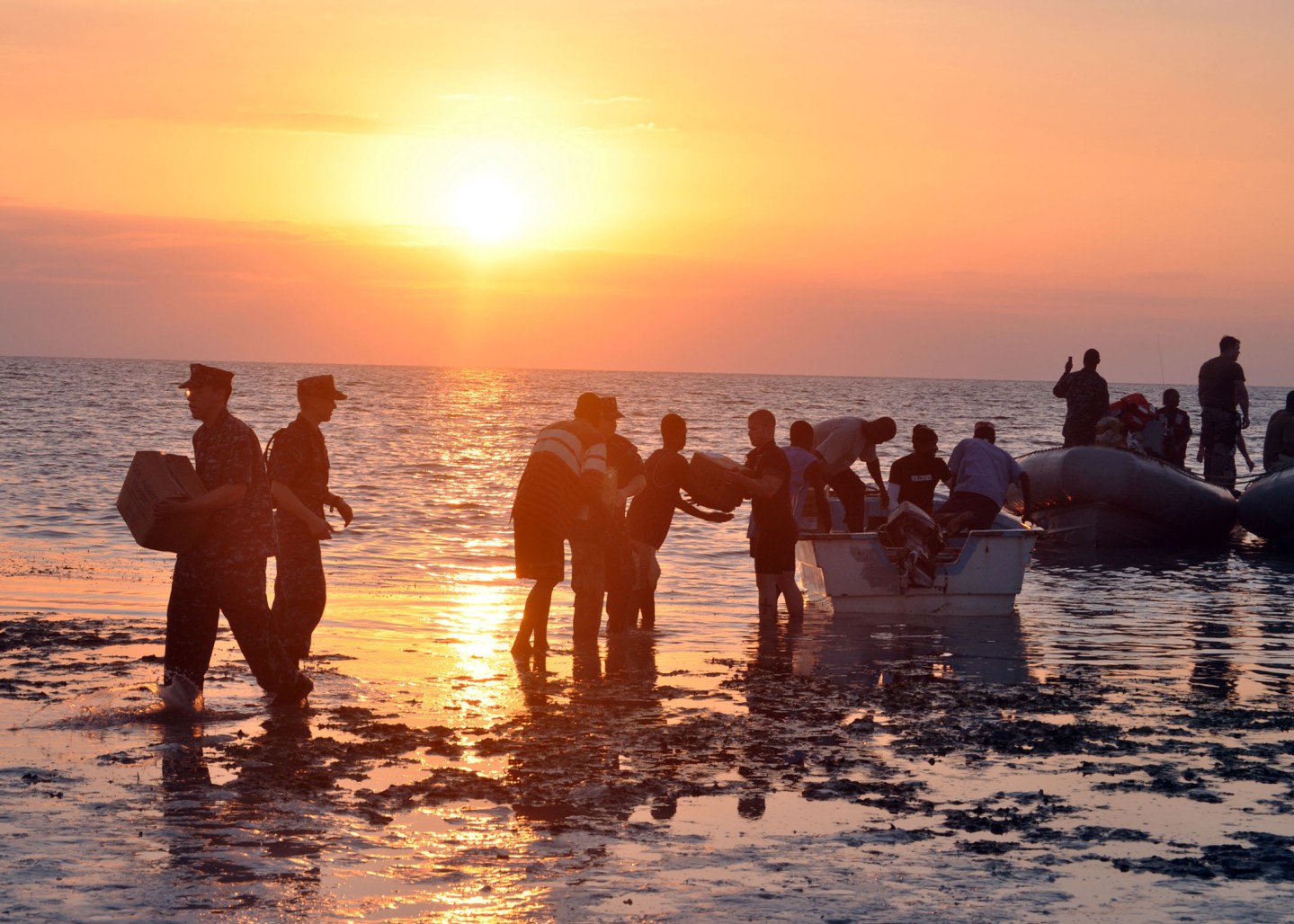 US_Navy_100204-N-4124C-004_Sailors_assigned_to_the_guided-missile_cruiser_USS_Normandy_CG_60_unload_humanitarian_relief_supplies_to_a_village_on_the_island_of_La_Gonave_Haiti-1.jpg