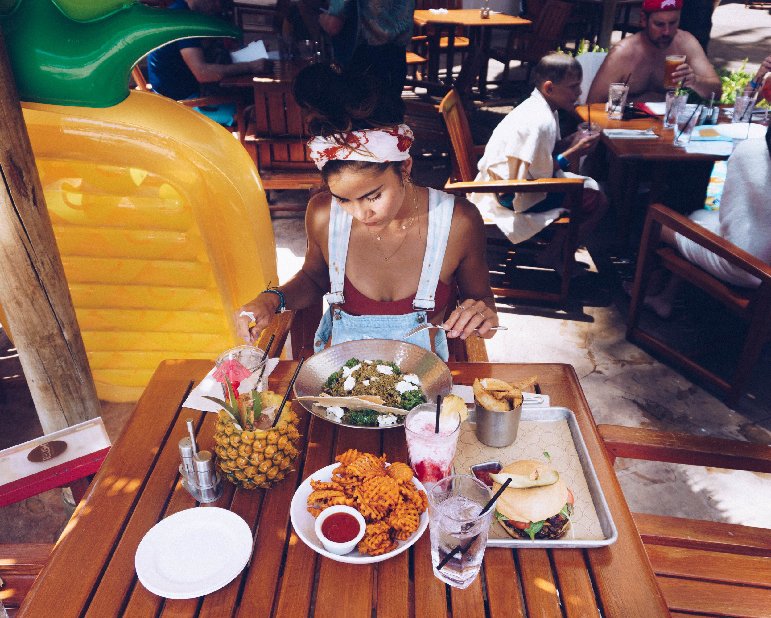  Lunch at the hotel restaurant by the pool.&nbsp; 