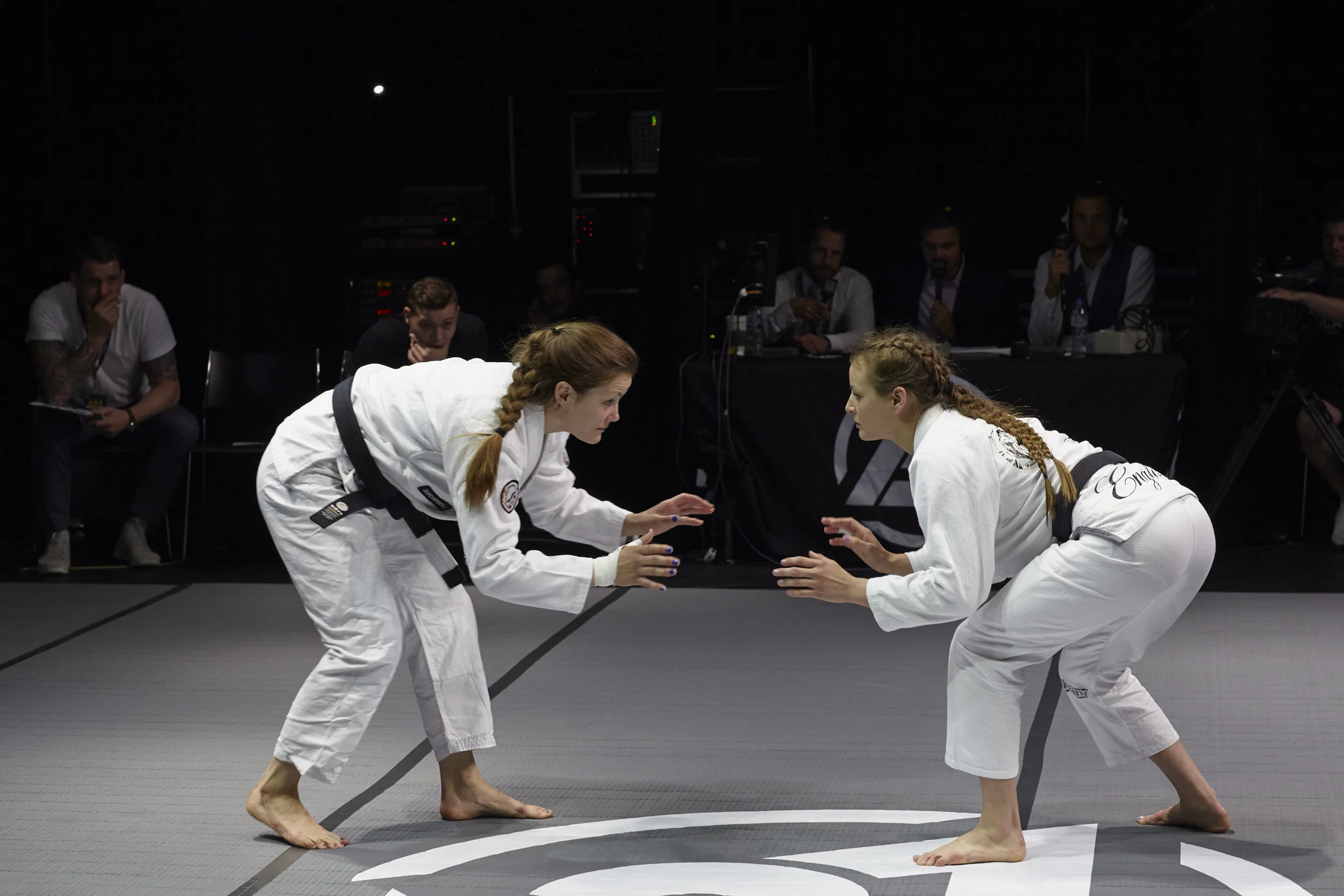 Bristol’s Samantha Cook and Nottingham’s Vanessa English prepare to engage in a skilled clash of top UK Women’s talent. Photo by Andrew Jackson.