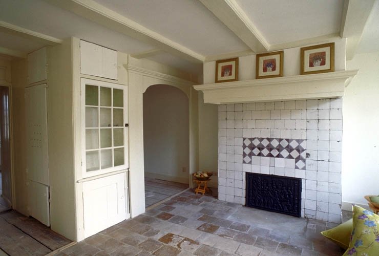  One of the original rooms with fireplace, display cabinet and built-in box-bed frame. Photo credit: Amsterdam Monuments. 