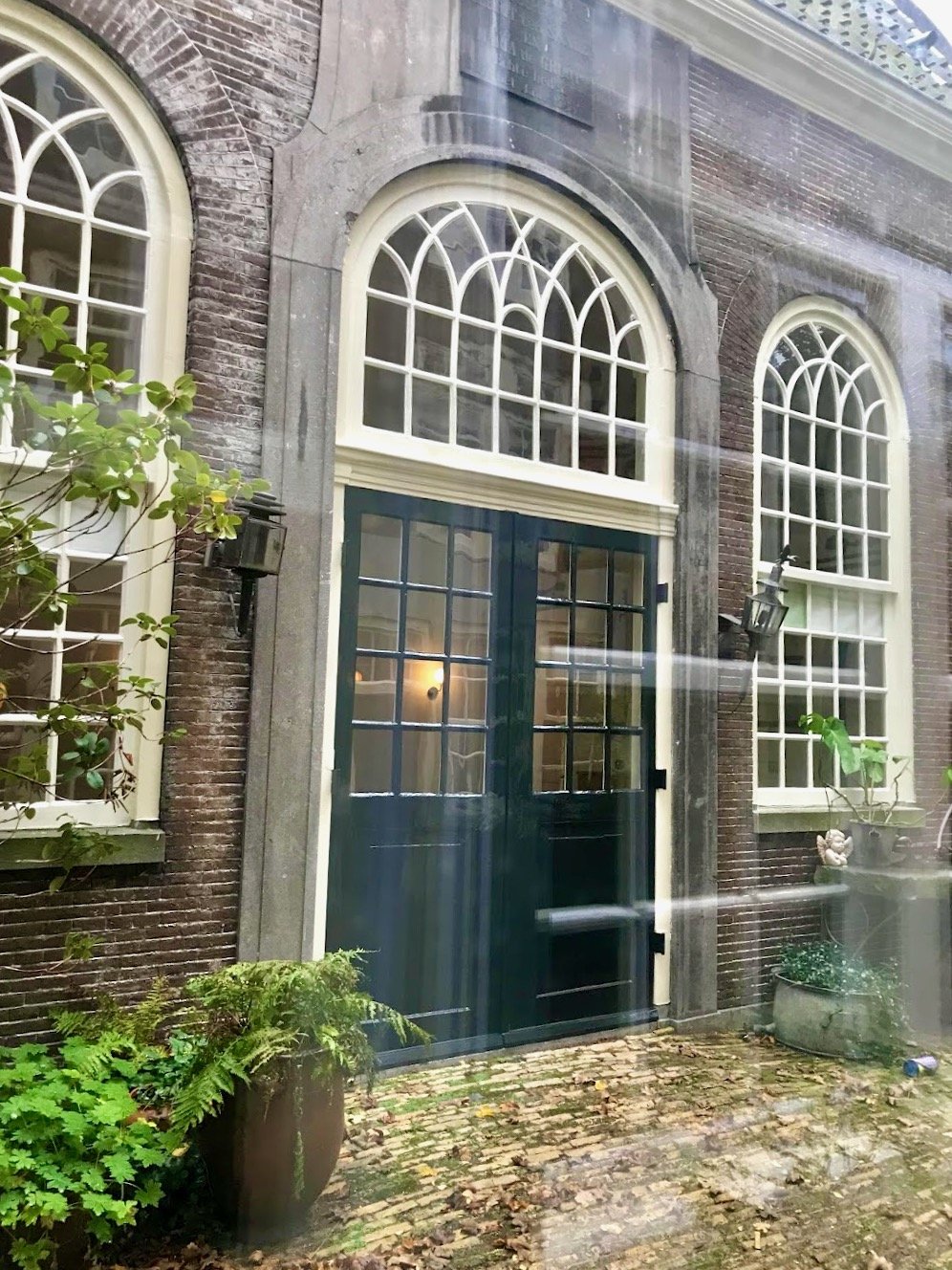  The clandestine chapel, from the old bleaching field, gives the feeling of a regal garden house. The stone over the window is inscribed: New Suykerhofje founded by ~ Gerrit ten Sande and Maria de Groot ~ Maried Couple ~ In the year 1755 