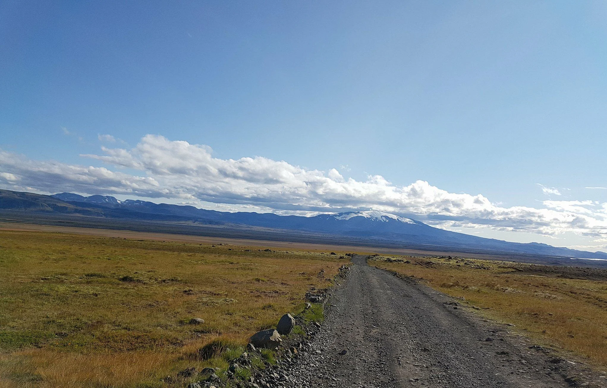 Horft frá skálanum í átt að Heklu, sem blasir við í góðu skyggni. Hér fyrir neðan má sjá myndasyrpu frá ferð að Hvítárnesi, elsta skála Ferðafélags Íslands, á Kili í ágústlok 2017.