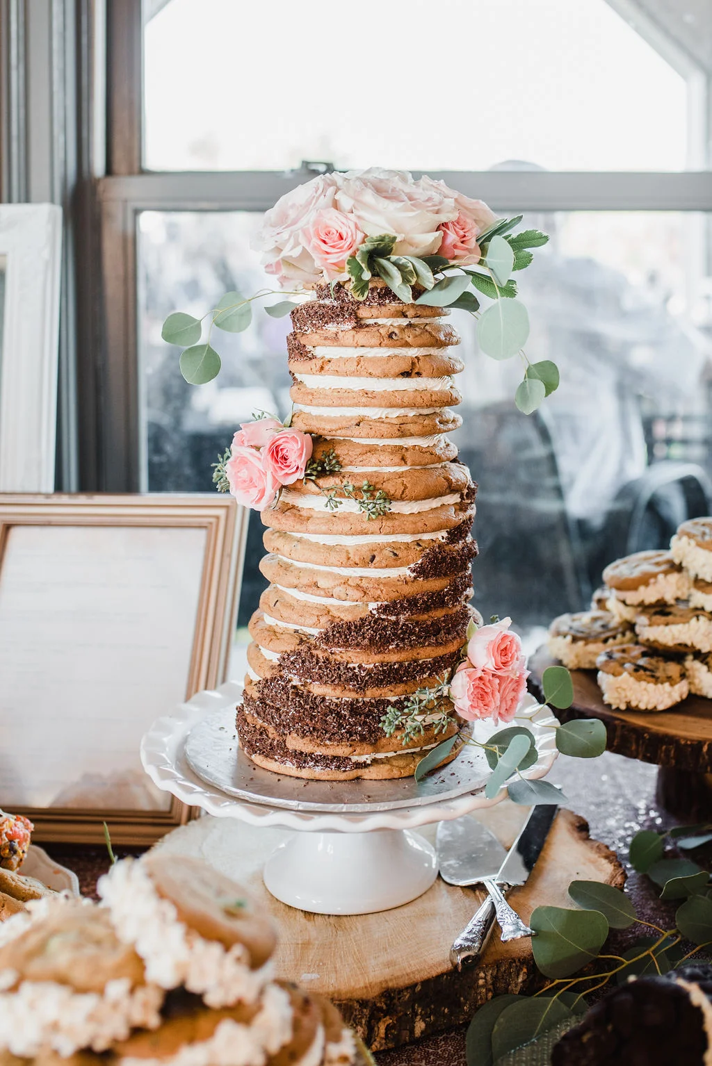 White ruffled edge cake stand Cake cutting set Photo by Rachel Peters