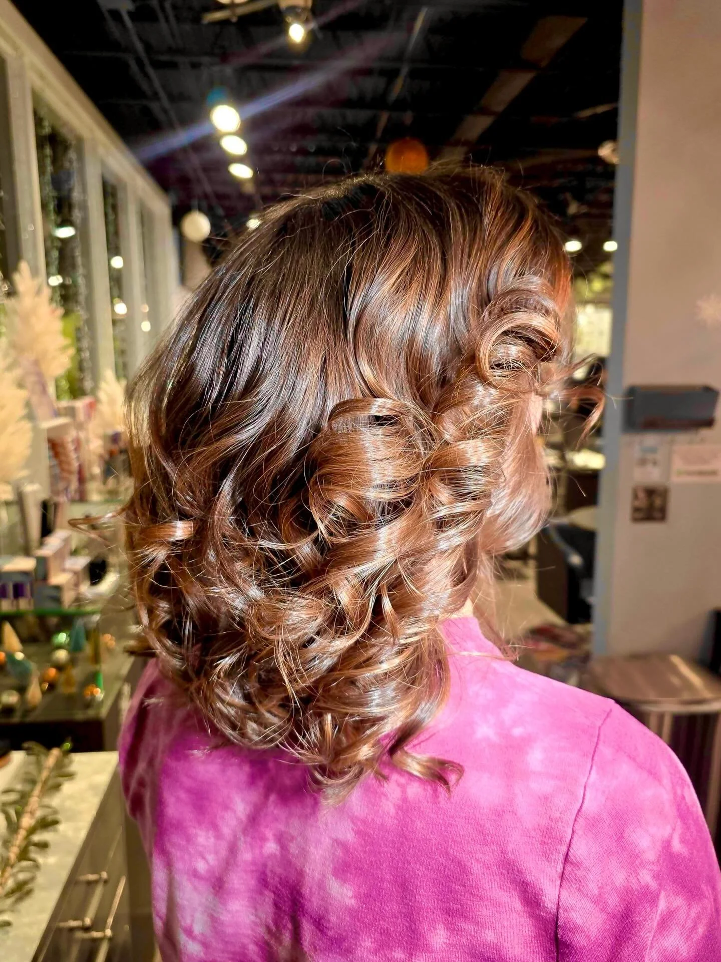 Balayage Refresh by Tammy ✨
Swipe left to see the before ➡️

Today&rsquo;s transformation is all about lifting, brightening, and blending. Tammy refreshed her client&rsquo;s balayage, lifted out those unwanted grays, and created a warm chestnut glow 