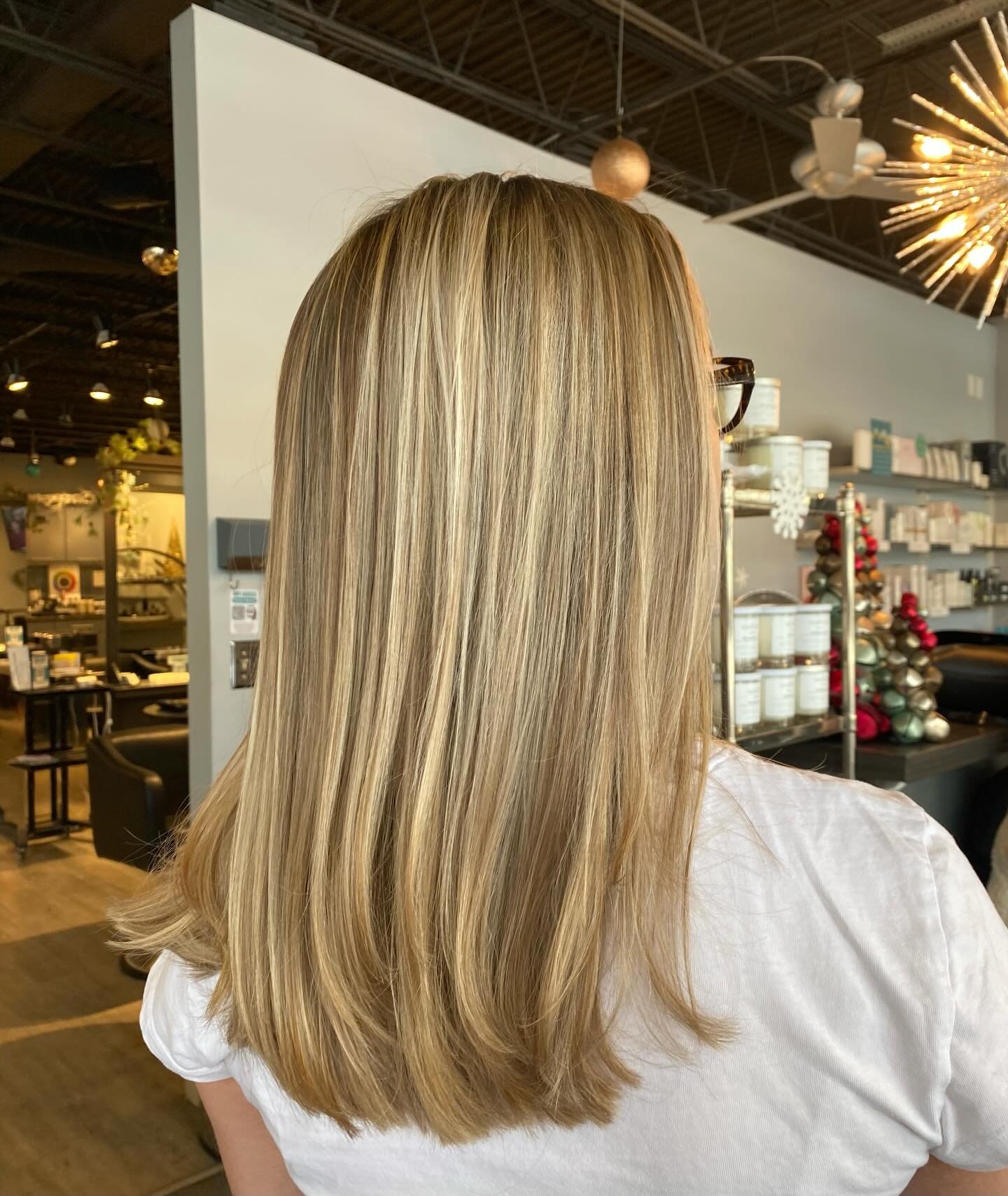 Dolce de Leche, but make it winter edition ❄️
Melina worked her magic with a full foil on her client, creating the dreamiest warm-winter blend &mdash; creamy, dimensional, and that perfect bright glow! 

If you&rsquo;re craving a seasonal refresh wit