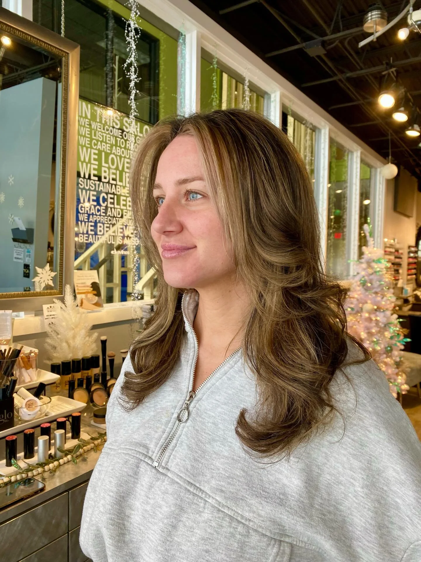 Toss toss 💅 

Melina gave her client a stunning transformation, perfect for stepping into the holidays feeling confident and beautiful. 🎄✨
Now booking with Melina &mdash; visit us link in bio or via our website to book your next appointment! 

#hai