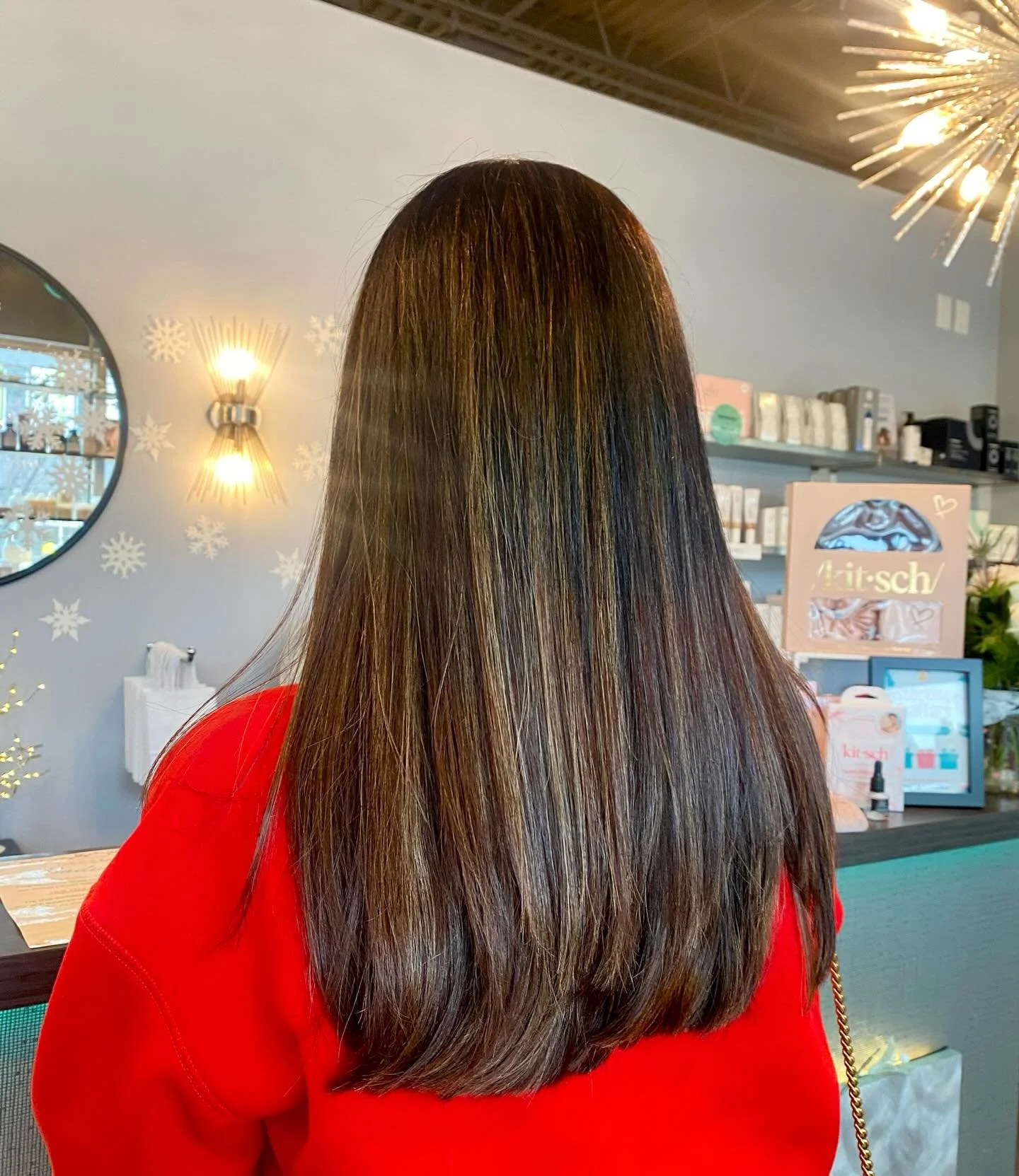 Caramel dreams 🤎
This look blends warm chocolate tones with hints of blonde for a soft, dimensional caramel finish. Rich, glossy, and perfectly lived-in. Styled and colored by @hair_by_t.b.kagan ✨

Going lighter&mdash;especially from darker hair&mda