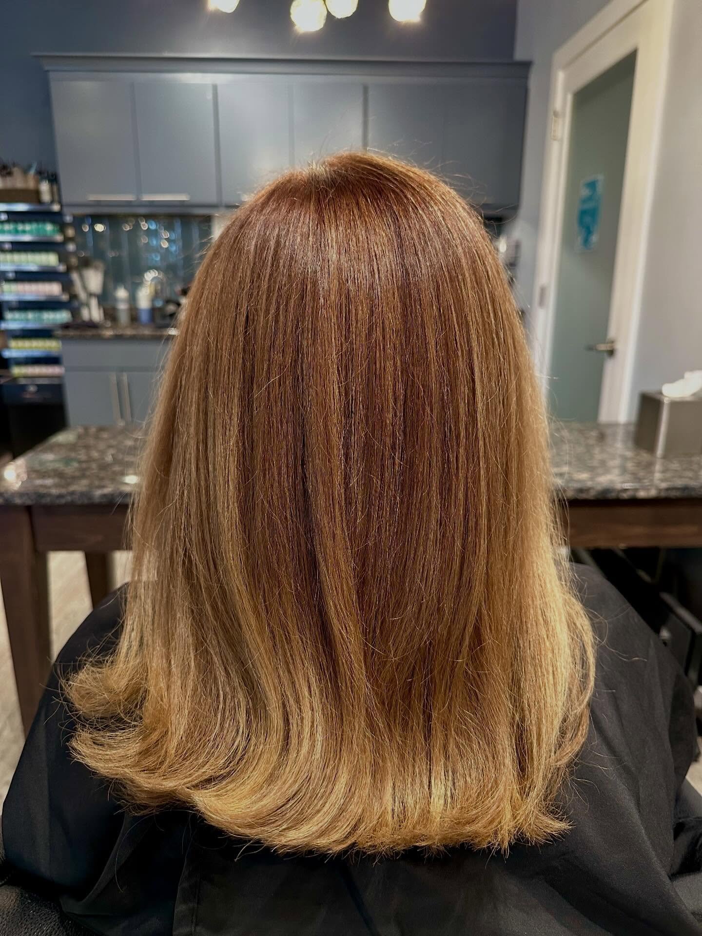 Swipe left to see how Tammy transformed her client✨

Tammy worked her magic with a color retouch to bring this look back to life, followed by a smooth, bouncy blowout for that perfect polished finish. Healthy, shiny, and effortlessly beautiful 💁&zwj