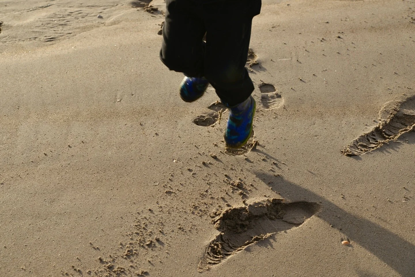 Holiday planning for 2026? Why not come and jump in the sand on the beach below Rosturk Woods? 

We have been so lucky with the bright &amp; sunny weather over Christmas and New Years. Just need to remember the wellies to keep out the cold ! ❄️ 

📸: