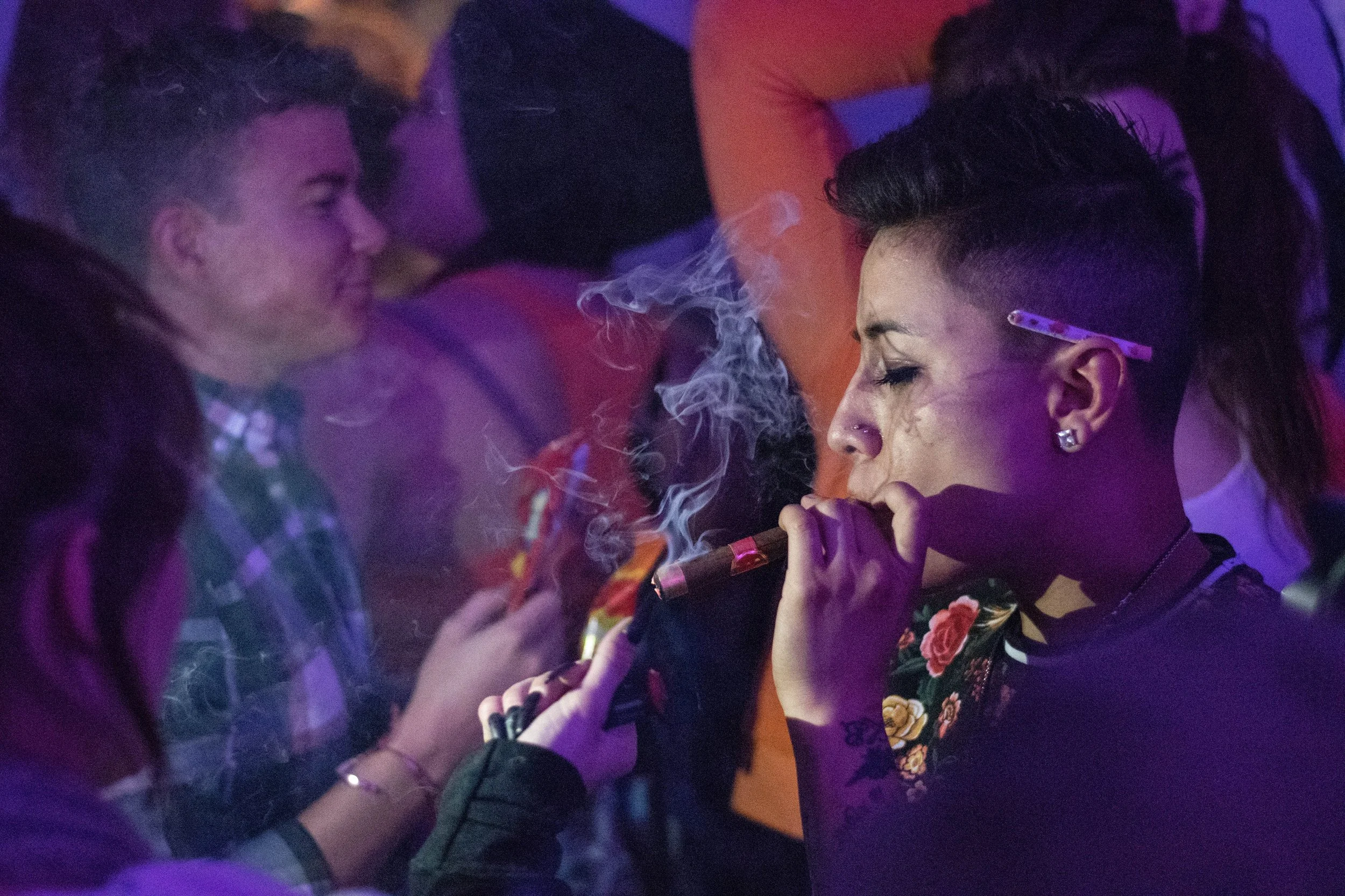 @Izzy_Blazee smoking on a @madeinxiaolin cannagar being lit by @mssmedicinal