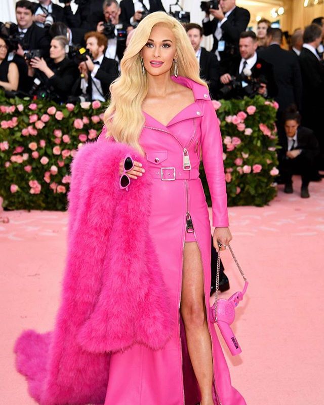 In our wildest dreams we always knew we needed to see @spaceykacey carry a hot pink PURSE VERSION of the conair pro style hairdryer we grew up using. Thank you @moschino 😭 #metgala #barbie #kaceymusgraves #moschino