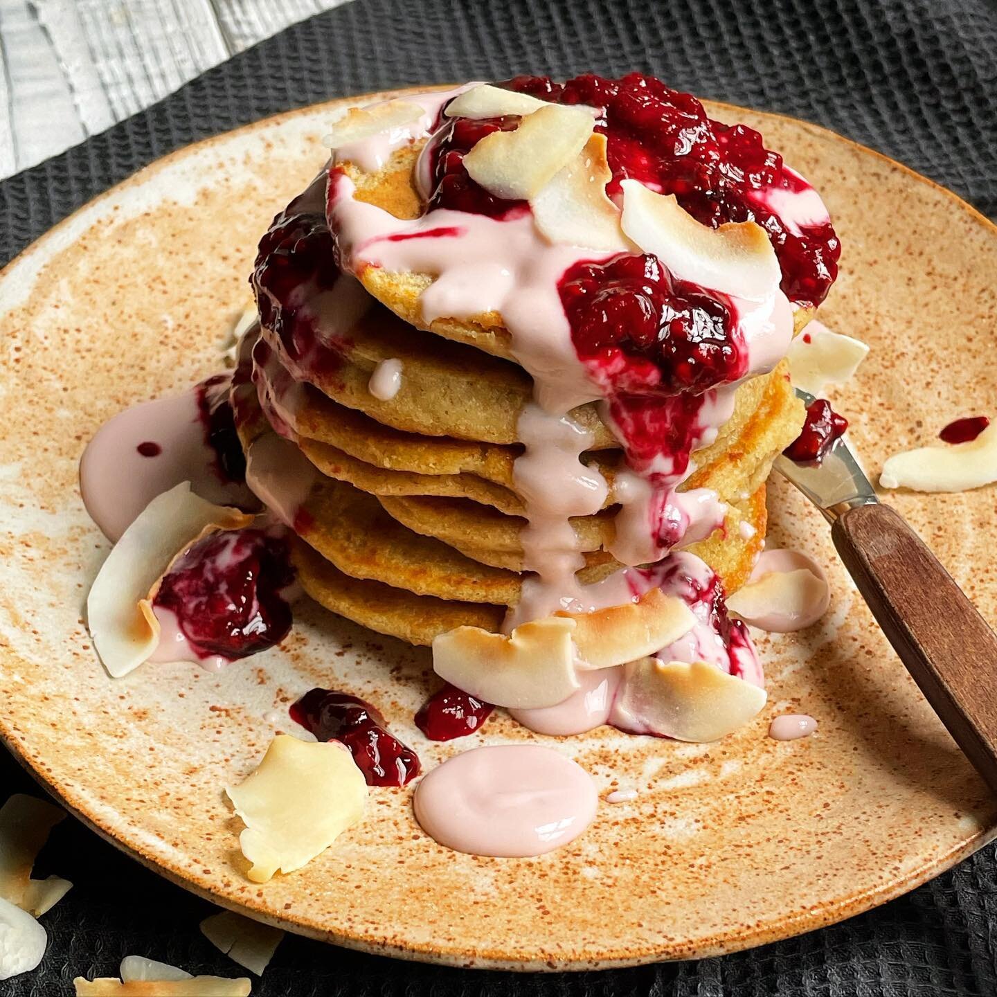 This is becoming a Sunday morning ritual in our house 🥞🥞🥞 Super easy, three-ingredient vegan pancakes for the whole family (recipe below 👇👇👇) We topped ours with soy yoghurt, mixed frozen berries which we gently warmed with a touch of cinnamon,