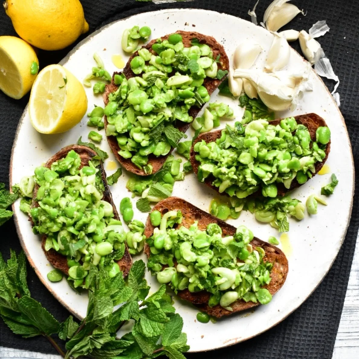 Lemony, garlicky, broad (fava) bean bruschetta with fresh mint 👌 

One of the easiest and tastiest light meals, but packing some serious nutrition. 

All you need is (to make 4 bruschettas, serves 2):
&bull; 250g frozen baby broad beans (can sub for