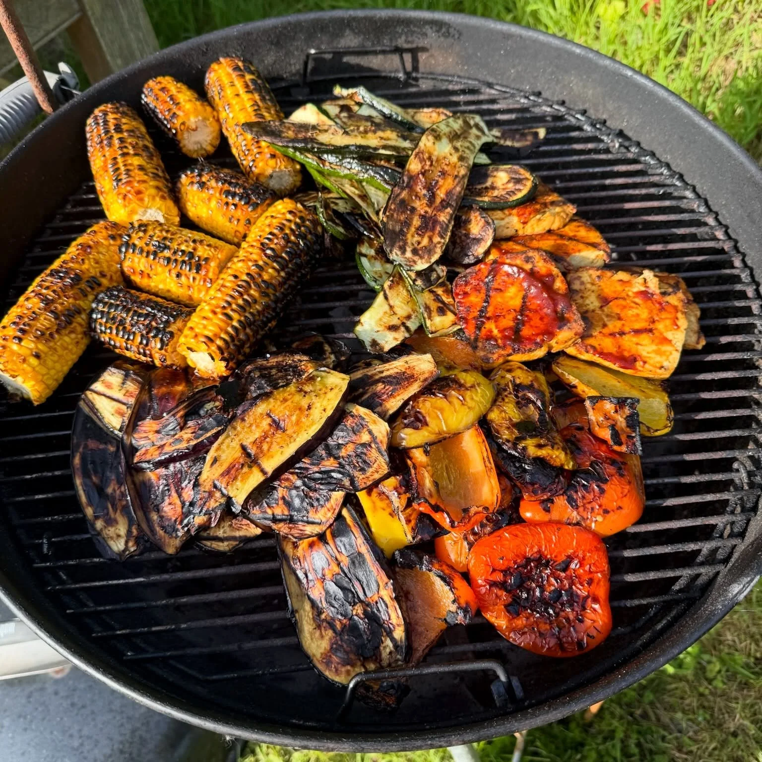 What do you put on your BBQs? 👇

For me, nothing beats plenty of veg, sweetcorn, and tofu basted with some sort of marinade (BBQ sauce, harissa, jerk, or like we had in this picture&hellip; gochujang sauce). 

We also enjoy some plant based sausages