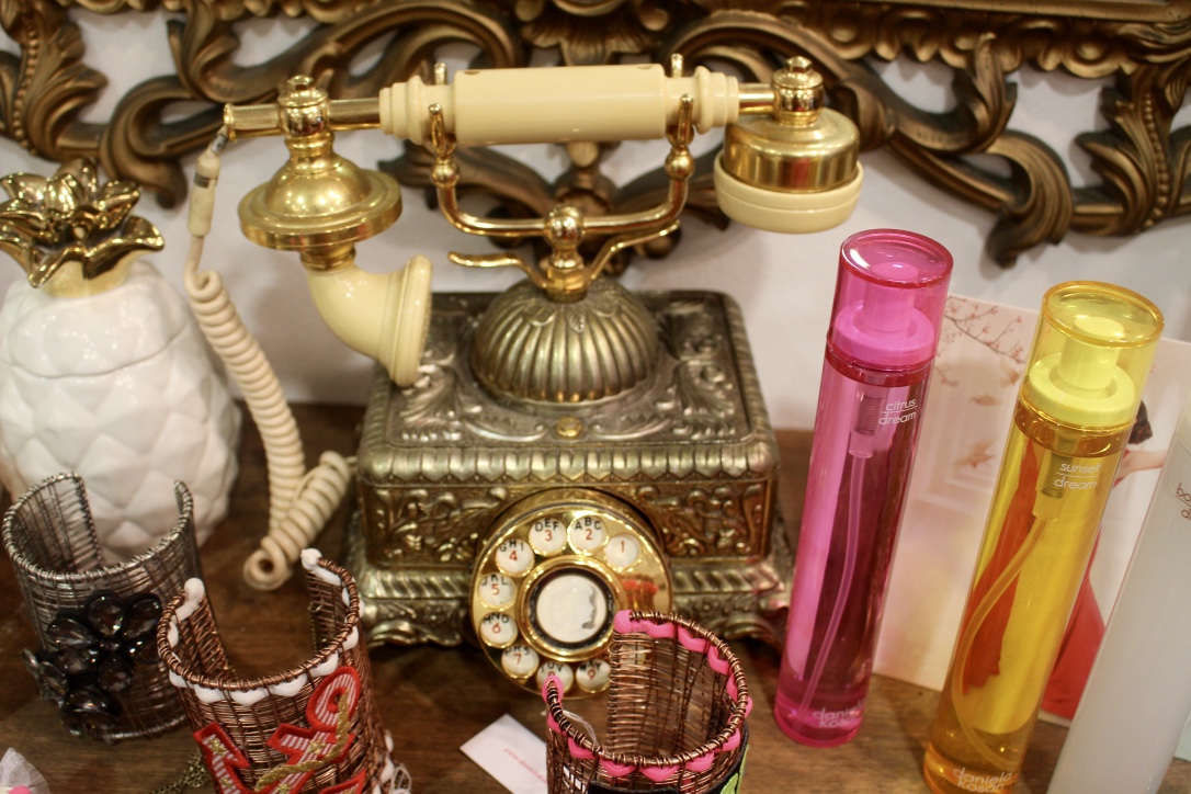 There were many eclectic boutiques within CocoWalk, but we had to make haste and see as much as we could in the little time we were visiting.