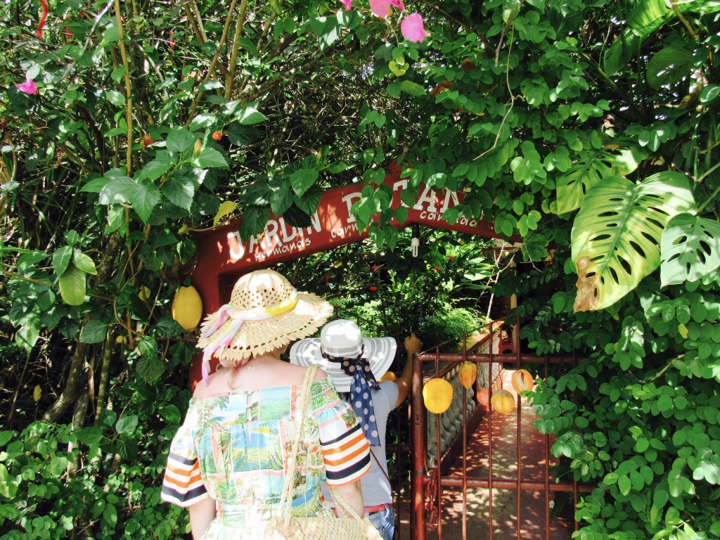 The entrance to the botanical garden filled with doll heads and exotic plants 