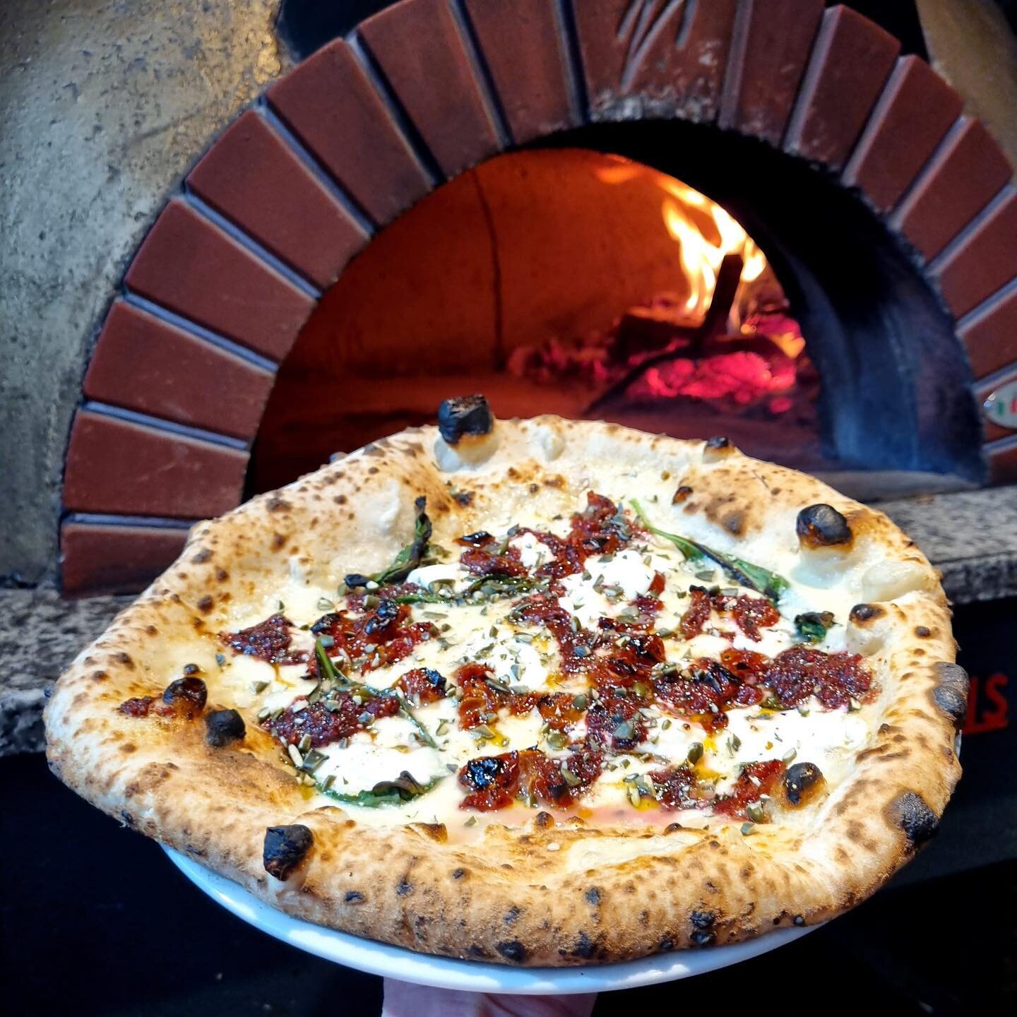 🚨EET MY BEET🚨

New special on at the market 

Wild garlic and beetroot pesto
Goats cheese
Sun-dried tomatoes 
Pumpkin seeds

Lush using wild garlic that is popping up everywhere now 😍

#wildgarlic #wildgarlicpizza #wildgarlicpesto #cardiffmarket #