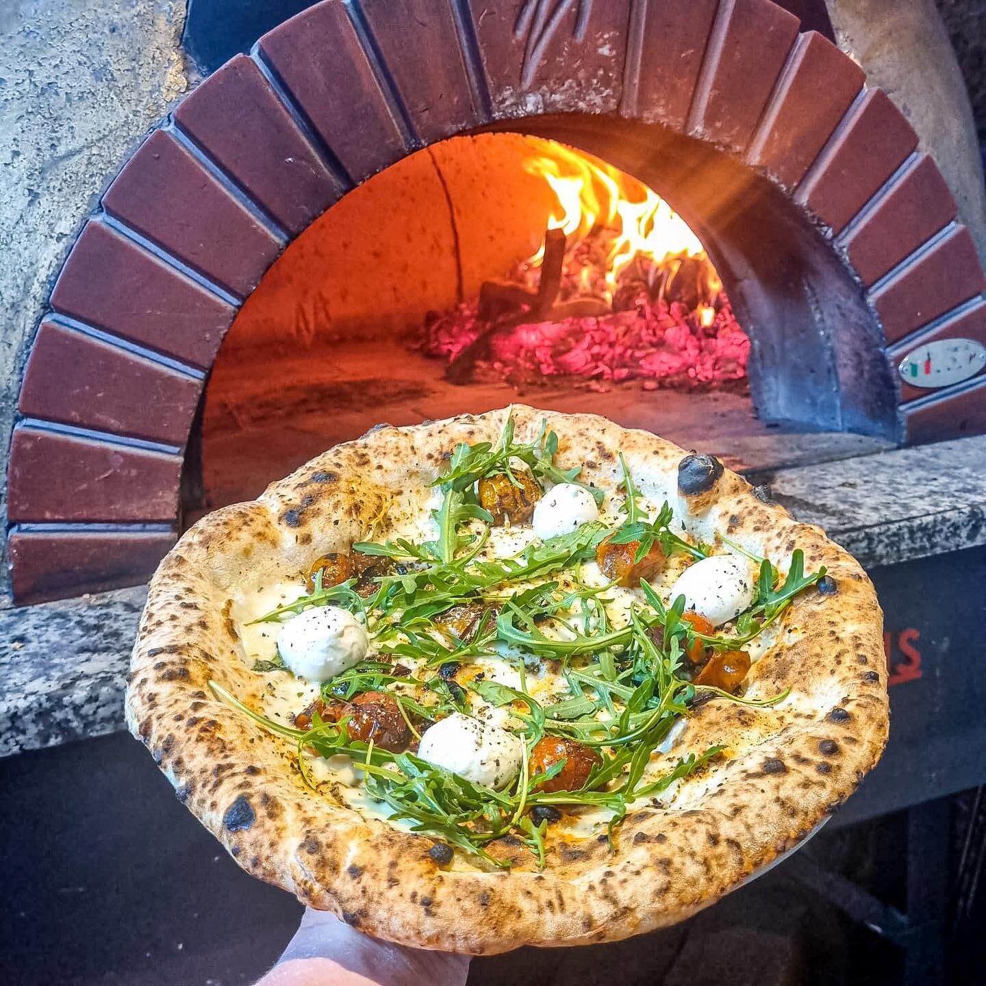 🚨New Special/ Spesial Newydd🚨

Definitely got some summer vibes about this one 

Balsamic roasted cherry toms on a white base and finished with rocket and fresh buffalo mozzarella 

Hopefully this will coax the sun out a little more 

Yn sicr blas 