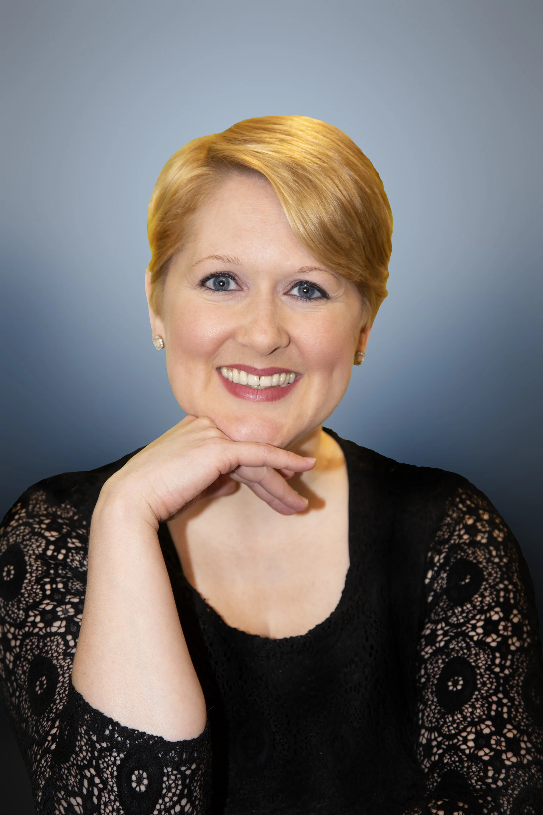 Elizabeth Morris Headshot.jpg