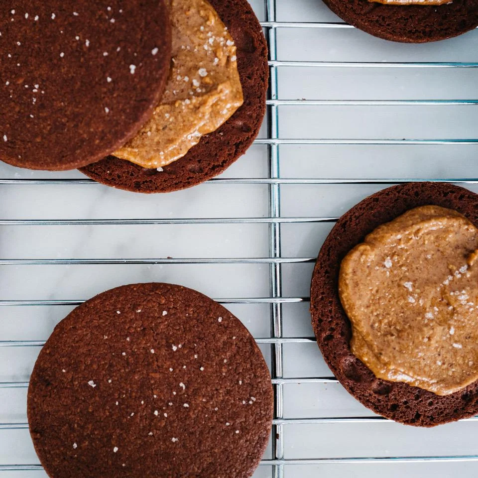 When we say American, we sometimes mean the continent. Like with these Mexican chocolate sandwich cookies / Quand nous disons "Américain", nous parlons parfois du continent. Comme ces cookies sandwich au chocolat mexicain!