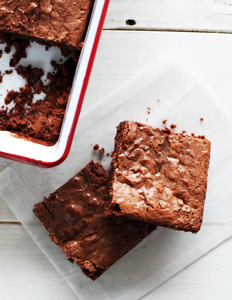 If you're craving chocolate but don't feel like a cookie, these brownies are made the American way: fudgy, chocolatey, sweet, and melt-in-your-mouth delicious! / Avez-vous des envies de chocolat mais ne voulez pas un cookie? C'est brownies fond dans la bouche et sont faits à l'américain: au chocolat noir et décidément délicieux!