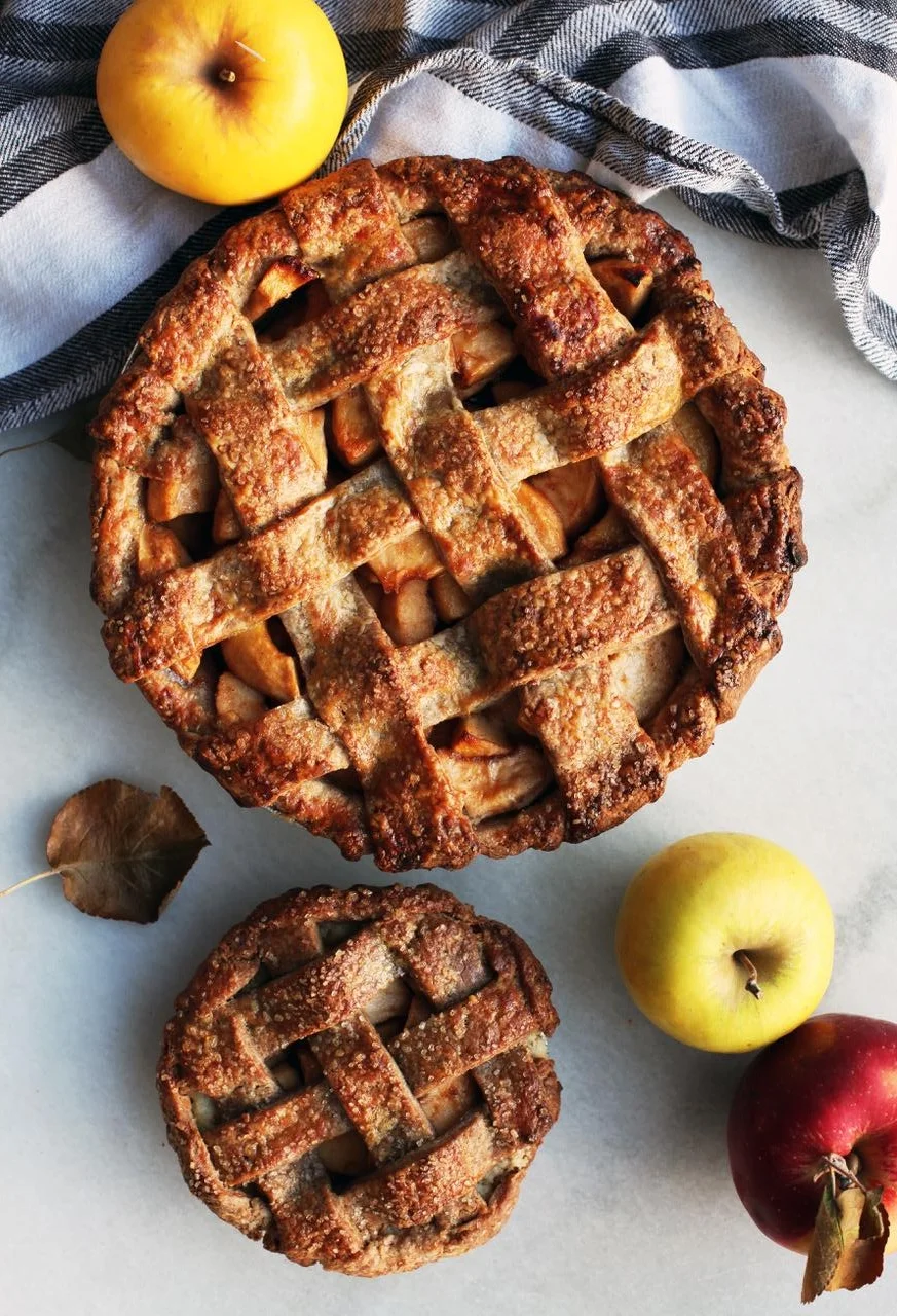 Pies here come in two sizes: individual, or super-sized to share with friends! / Les pies viennent dans deux tailles: individuelle ou supersized à partager avec des amis!