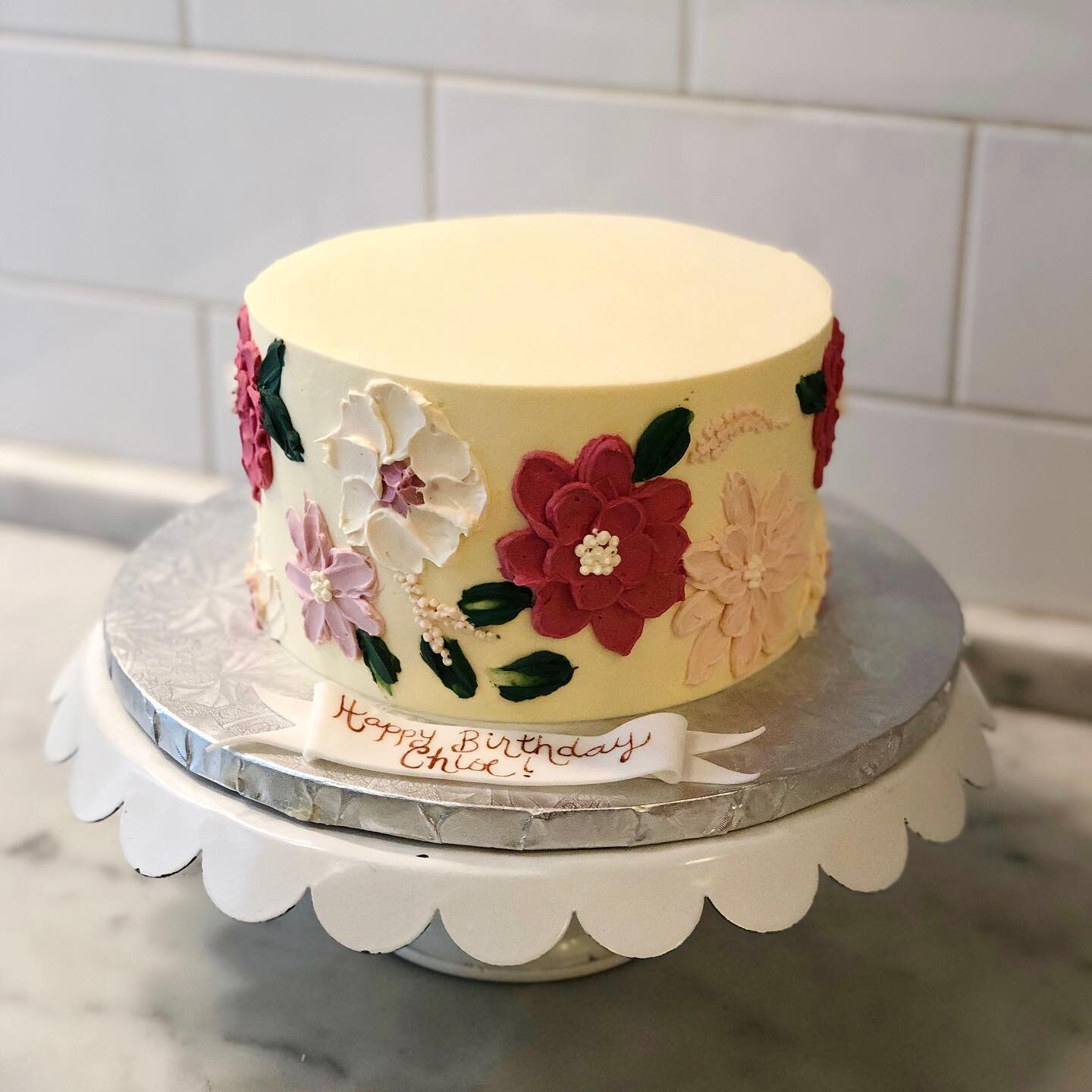 Delicate flowers for a feminine birthday cake 🌺 🌸 🌿