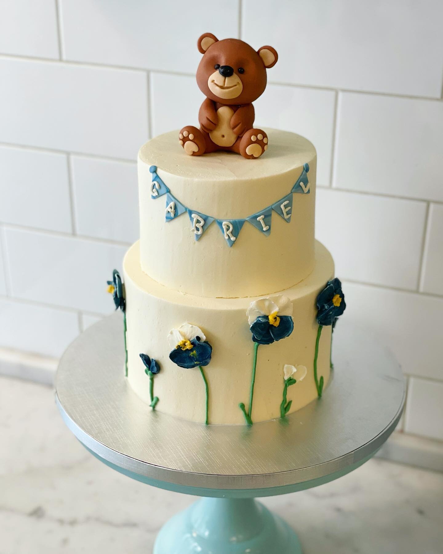 We love a sweet and elegant two tiered cake 🎂 Happy birthday Gabriel! 🐻