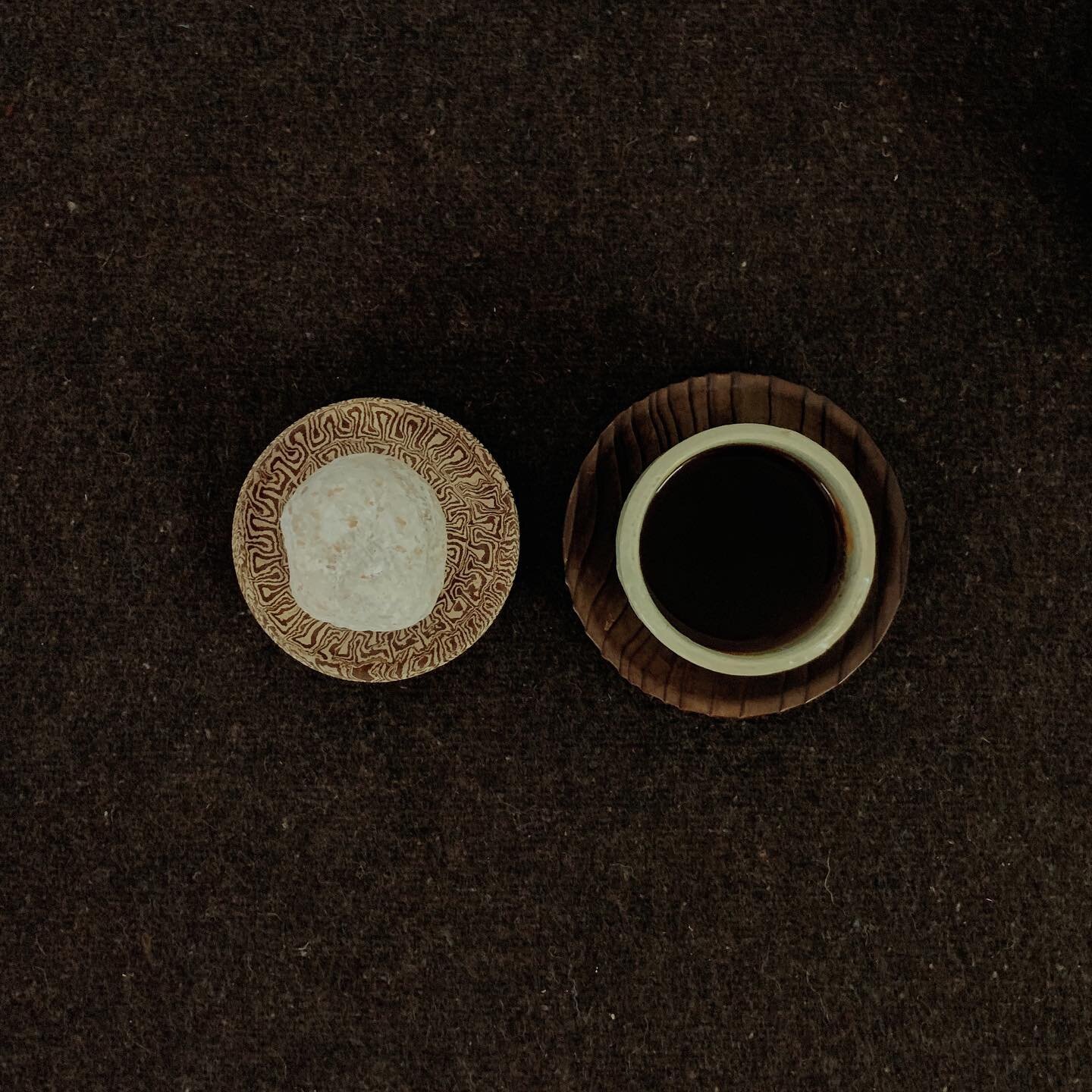 coffee break a little while ago in Tokyo, with a cup and a small plate from 8-9th century China, Tang dynasty.
⁡
いつかのコーヒーブレイク。唐時代の練り上げのうつわ(交胎盃)に、近所で買ったという胡麻餅をのせていただく。ものが超えてきた時間。手がぷるぷるしてしまうね。